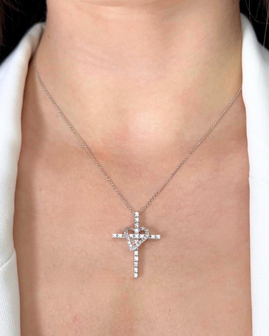 Exquisite 1,01ct Diamanten Halskette mit Anhänger in 18k Weißgold - IGI zertifiziert

Dieses schillernde Collier aus 18 Karat Weißgold ist mit 43 runden Diamanten im Brillantschliff von insgesamt 1,01 Karat besetzt. Jeder Diamant hat einen