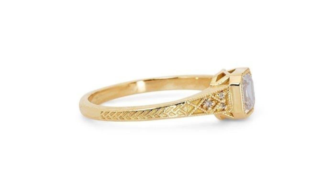 Exquisite 1.04ct Ascher Diamond Ring with Side Diamonds in 18K Yellow Gold In New Condition In רמת גן, IL