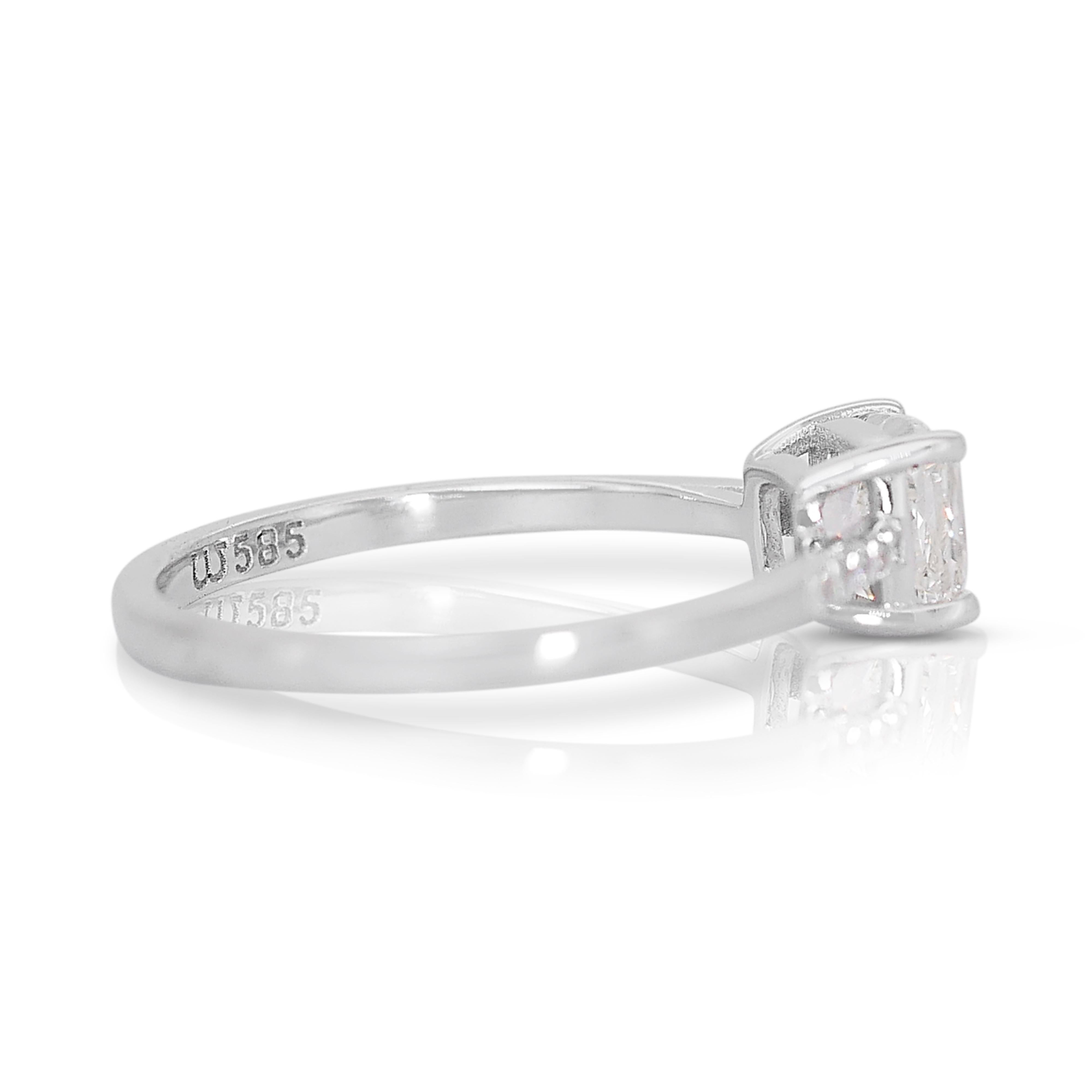 Magnifique bague pavée de diamants de 1,07 carat en or blanc 14 carats, certifiée GIA

Cette élégante bague est ornée d'un éblouissant diamant taille coussin de 1,00 carat, d'une couleur brillante et d'une grande clarté, serti dans un élégant or