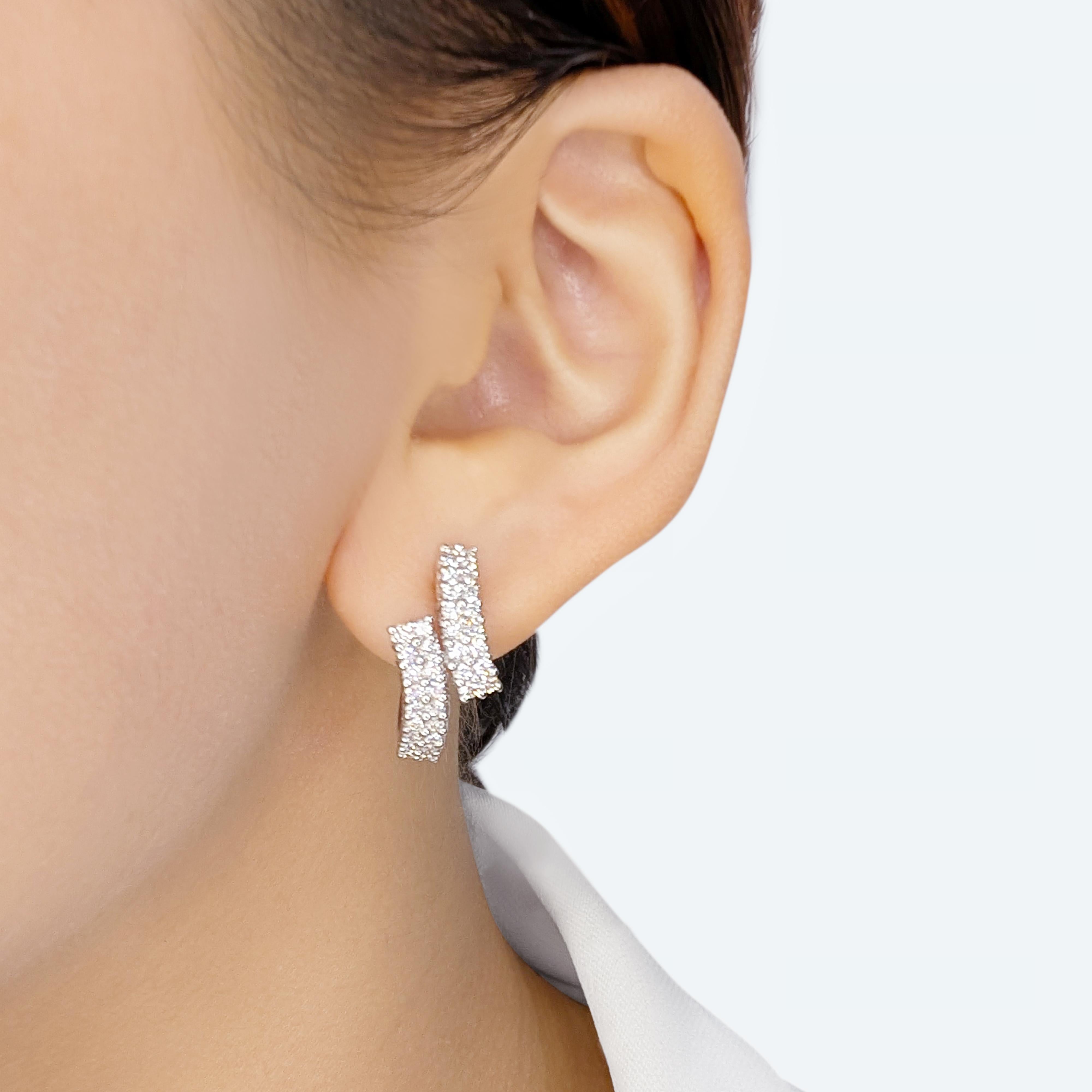 Entra nell'Eleganza con questi nuovissimi orecchini, progettati per affascinare con la loro classe ed eleganza. Realizzati in lussuoso oro bianco 18 carati, gli orecchini sono impreziositi da 72 diamanti naturali rotondi a taglio brillante, per un