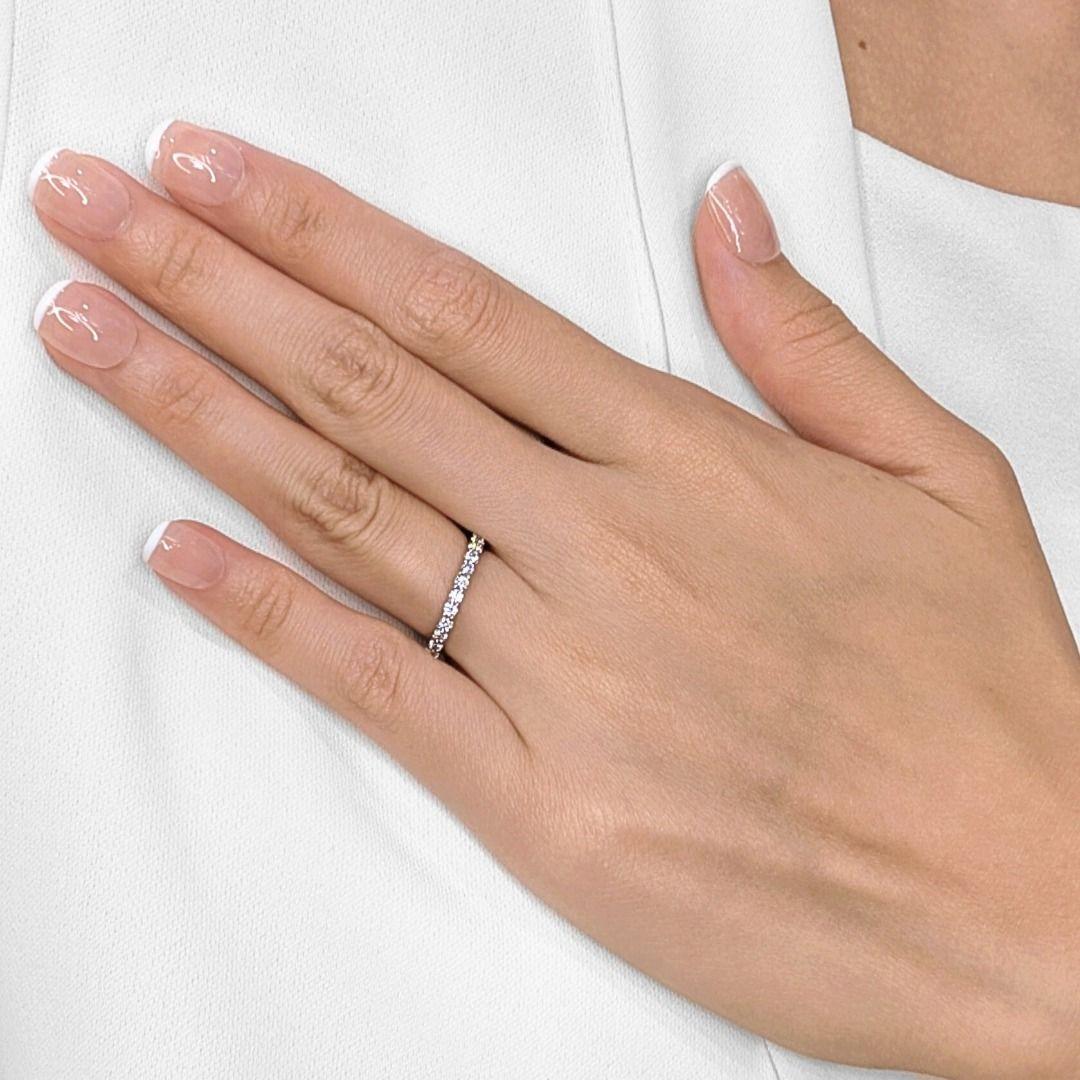 Dieser brandneue Ewigkeitsring verfügt über 33 runde Brillanten von insgesamt 1,08 Karat in einer nahtlosen, geteilten Zackenfassung, die das gesamte Band aus 14 Karat Weißgold umschließt. Die Steine in F-Farbe und VVS-Klarheit sorgen bei jeder