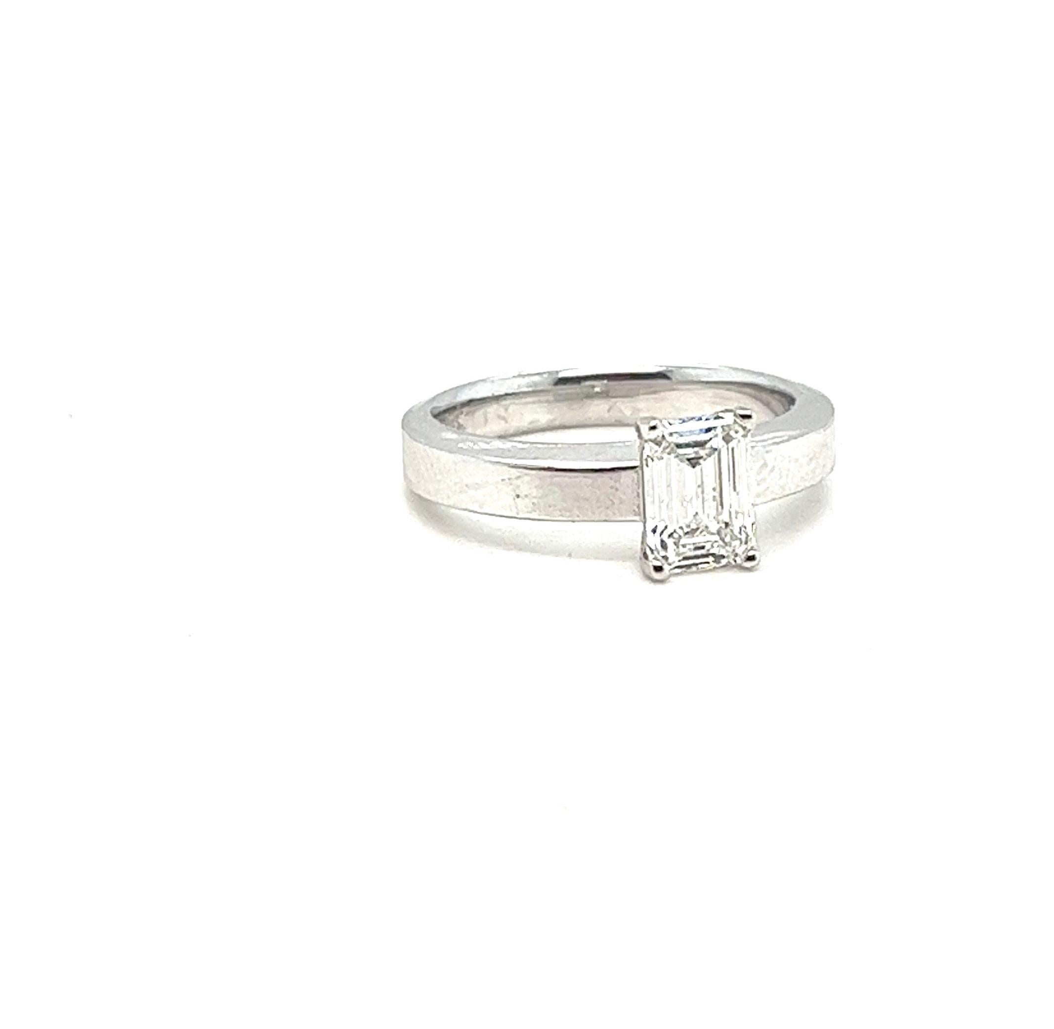 Taille émeraude Magnifique bague solitaire en diamant taille émeraude de 1,10 carat extrait de la terre - GIA .Cert en vente