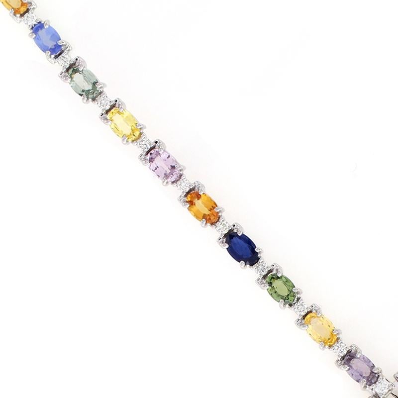 Questi zaffiri sono tagliati in forma ovale (OV) con dimensioni di 6x4 mm e hanno un peso totale di carati  di 11,72ctw. Il bracciale comprende diamanti tondi brillanti (RB) di 2,2 mm ciascuno, per un peso totale di 0,84 carati. Si tratta di un
