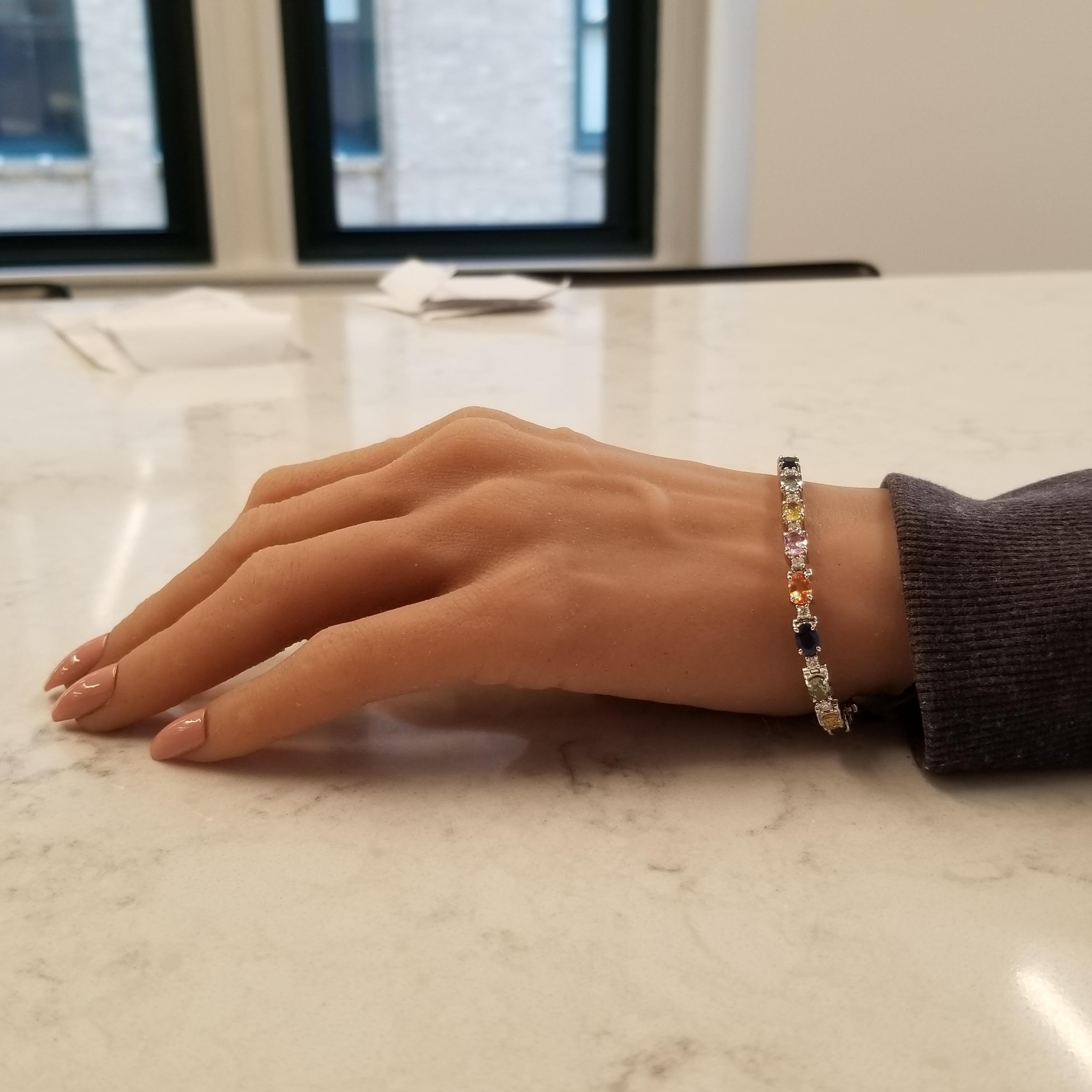 Contemporaneo Squisito bracciale con zaffiro ovale multicolore da 11,72 carati in oro bianco 14k in vendita