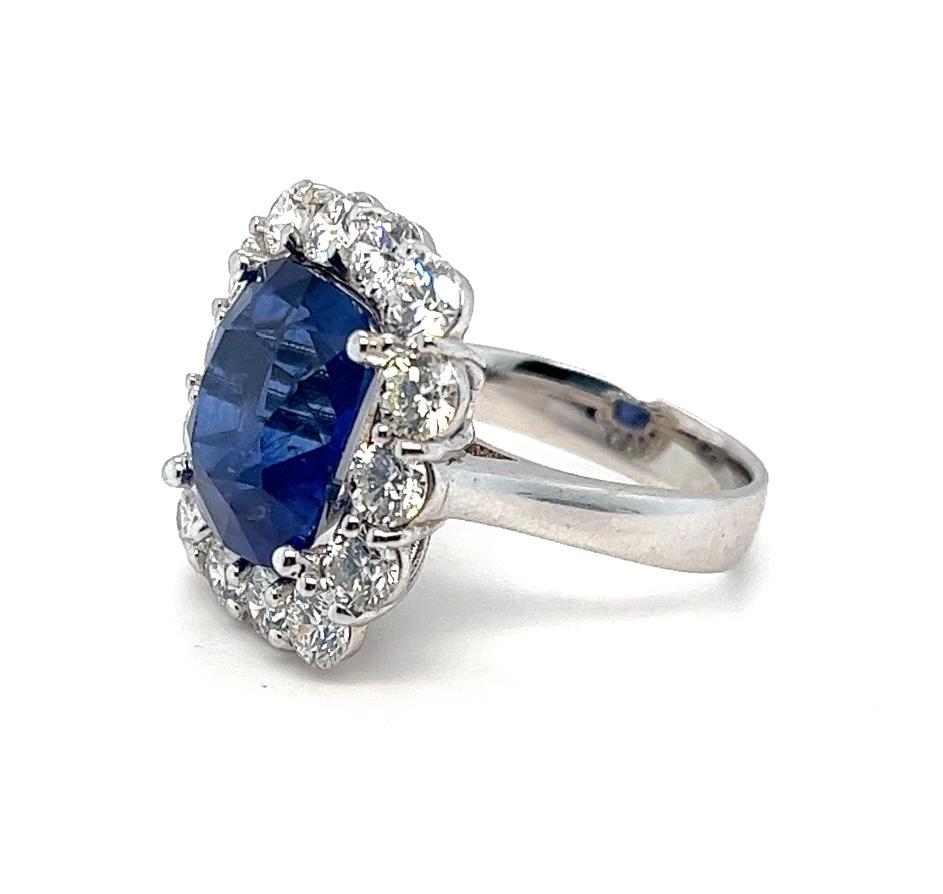 Exquisite 11.87 Carat Natural Sapphire and Diamond Cocktail Ring For Sale 4