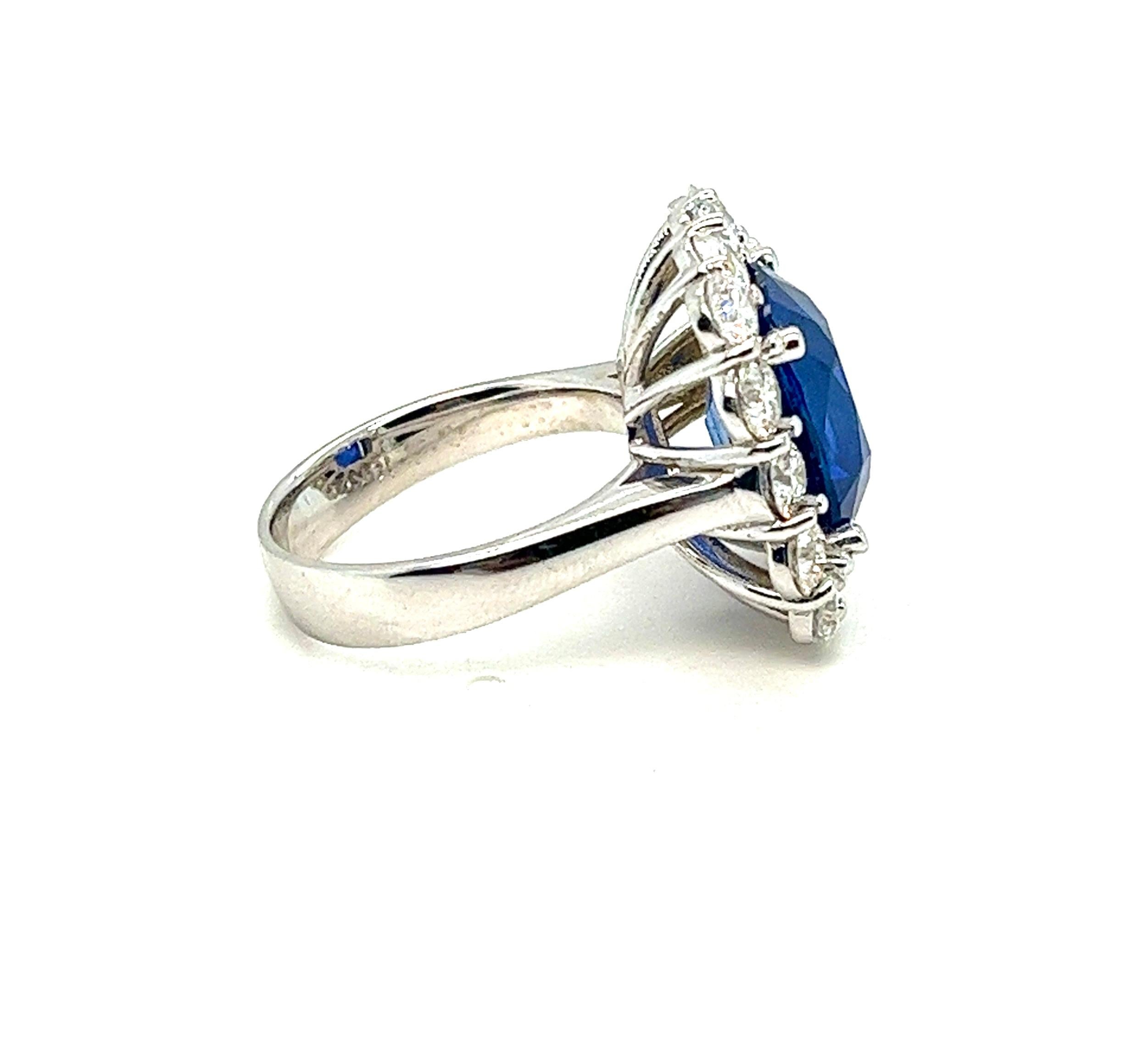 Contemporary Exquisite 11.87 Carat Natural Sapphire and Diamond Cocktail Ring For Sale