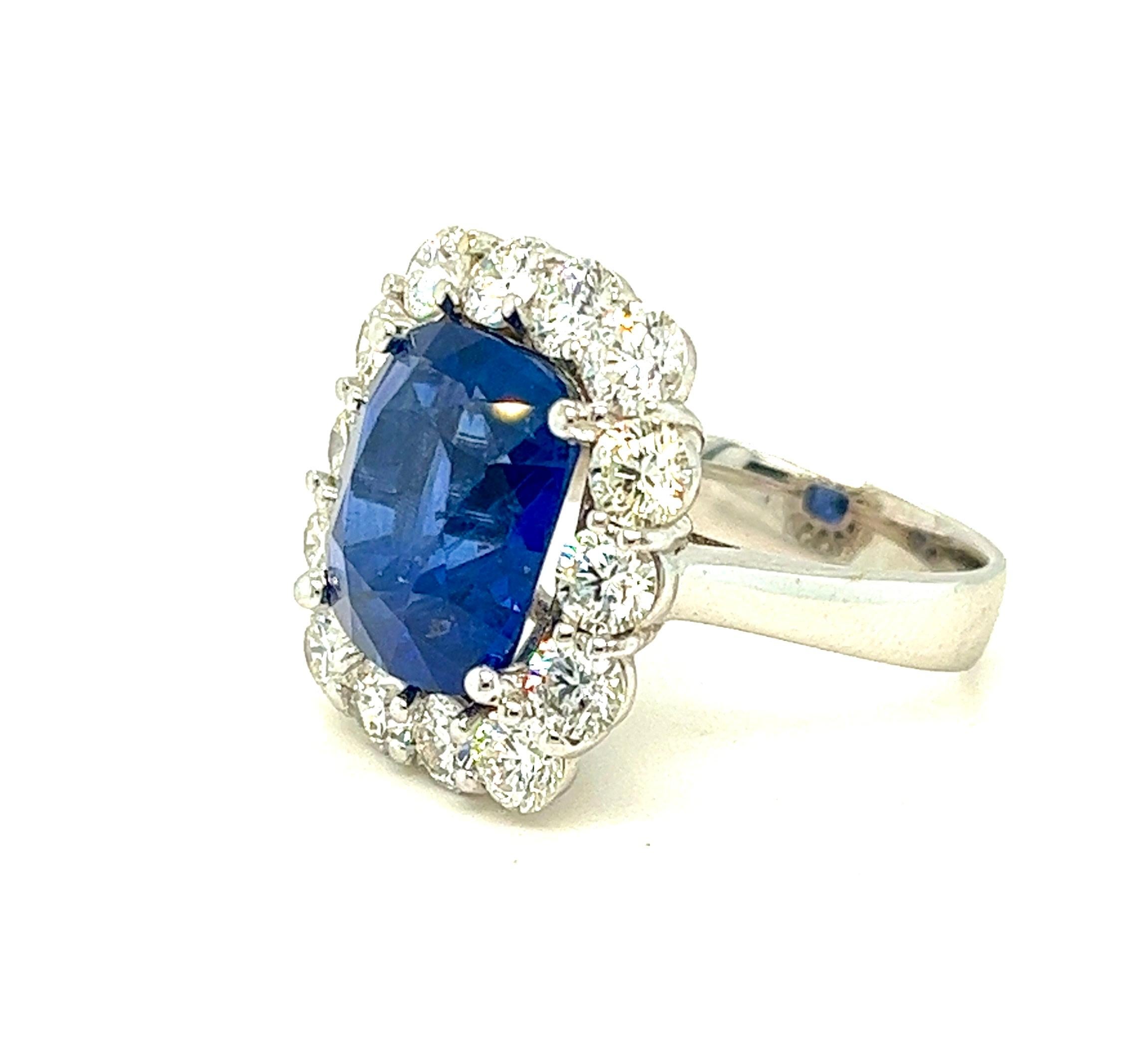 Exquisite 11.87 Carat Natural Sapphire and Diamond Cocktail Ring In New Condition For Sale In Miami, FL