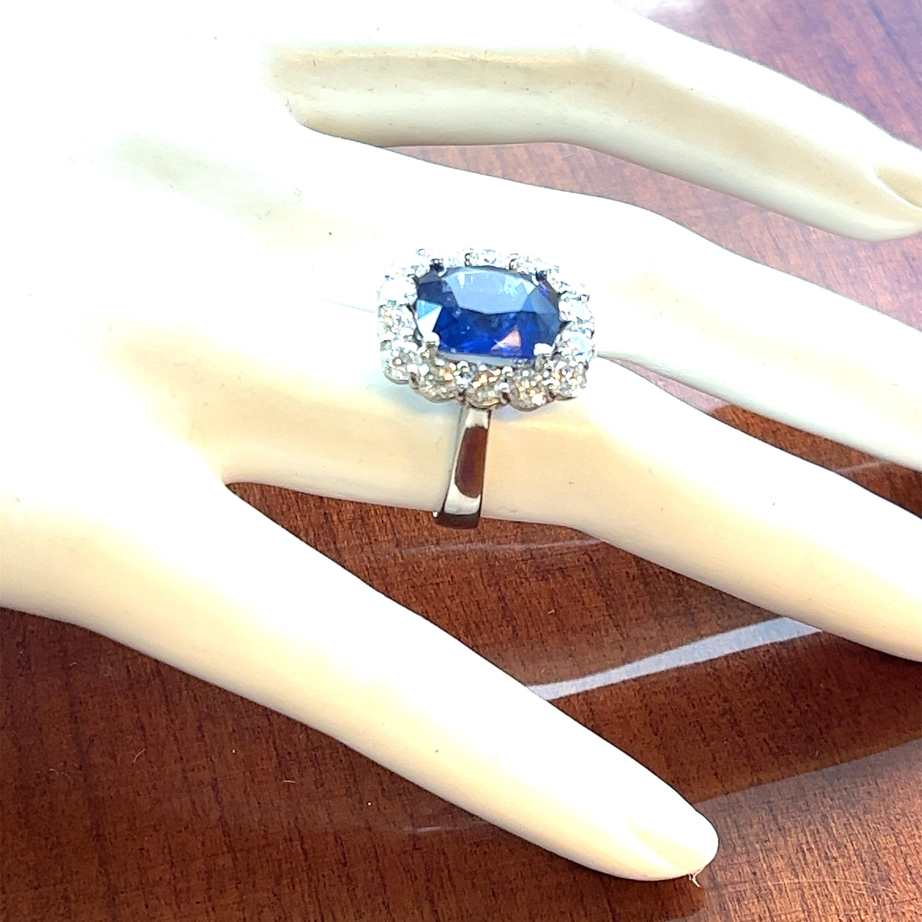 Women's Exquisite 11.87 Carat Natural Sapphire and Diamond Cocktail Ring For Sale