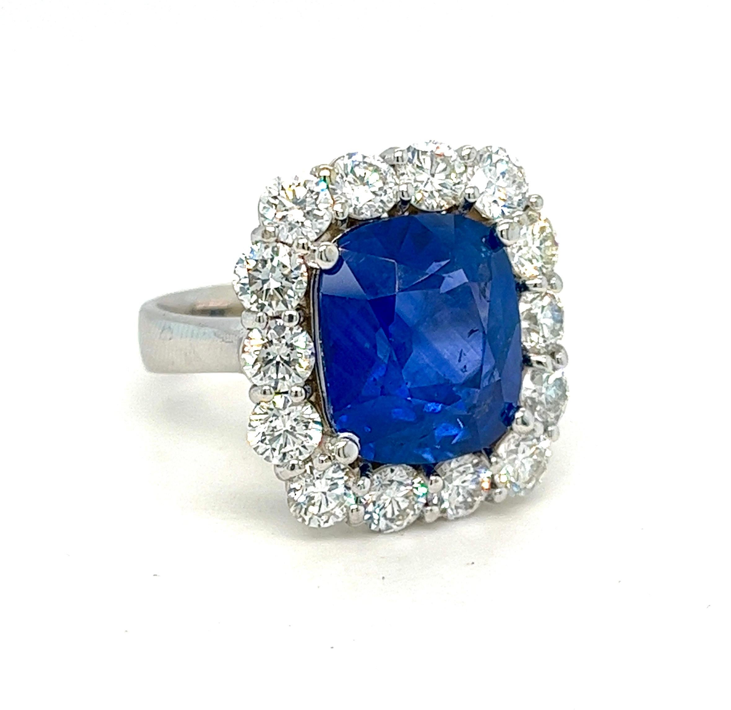 Exquisite 11.87 Carat Natural Sapphire and Diamond Cocktail Ring For Sale 1