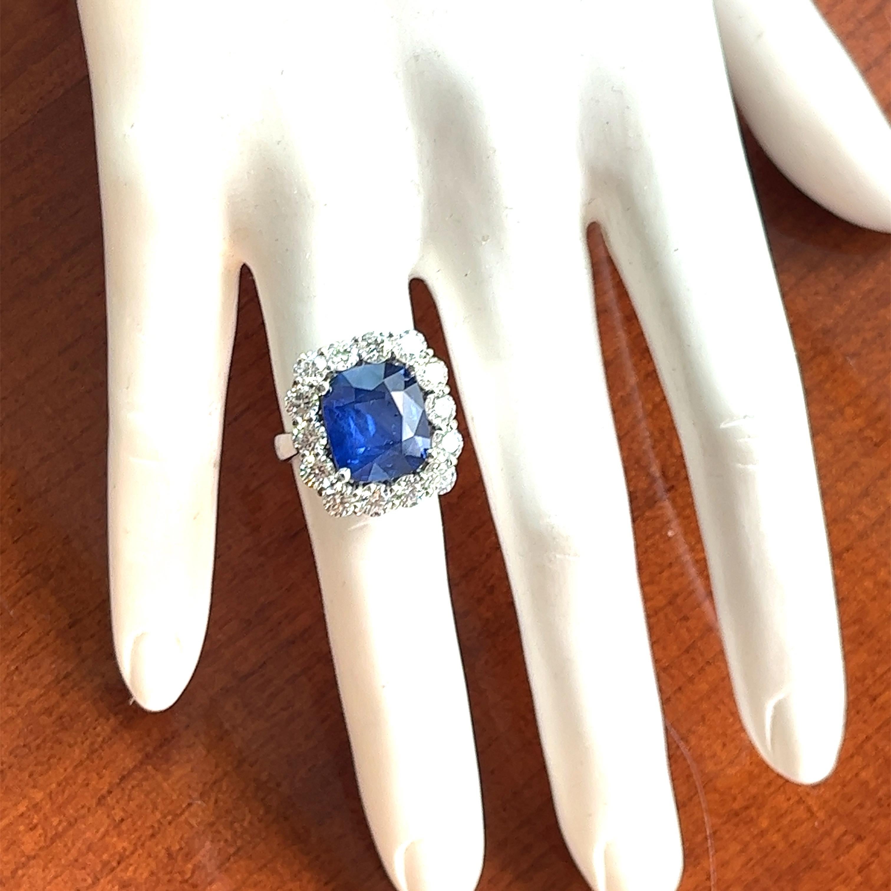 Exquisite 11.87 Carat Natural Sapphire and Diamond Cocktail Ring For Sale 2