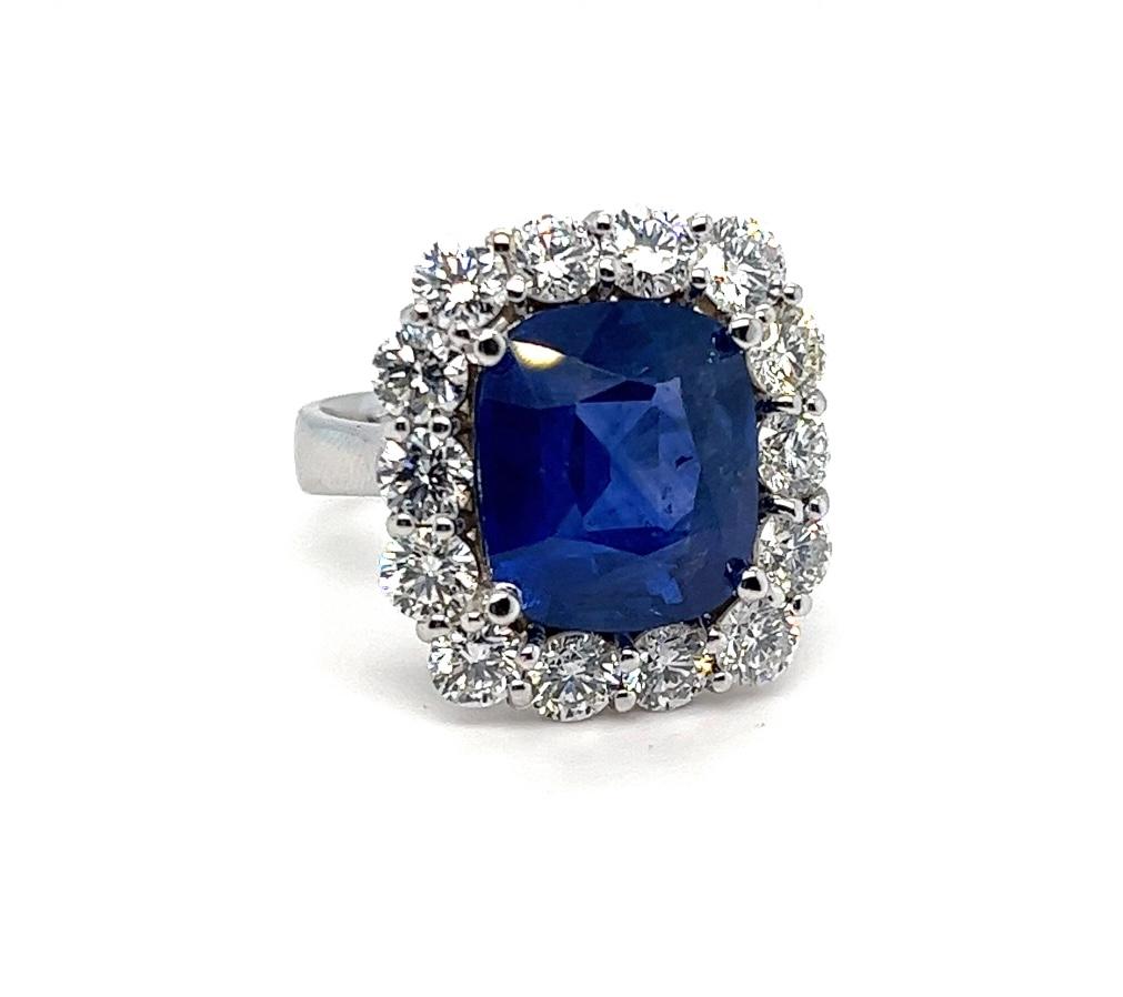 Exquisite 11.87 Carat Natural Sapphire and Diamond Cocktail Ring For Sale 3