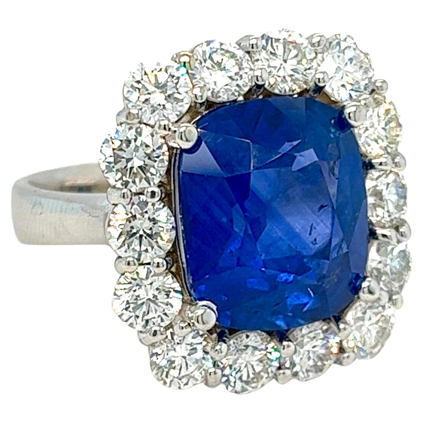 Exquisite 11.87 Carat Natural Sapphire and Diamond Cocktail Ring For Sale
