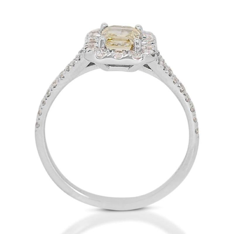 Exquisite 1.19 Carat Modified Brilliant Cut Diamond Ring in 18K White Gold In New Condition For Sale In רמת גן, IL
