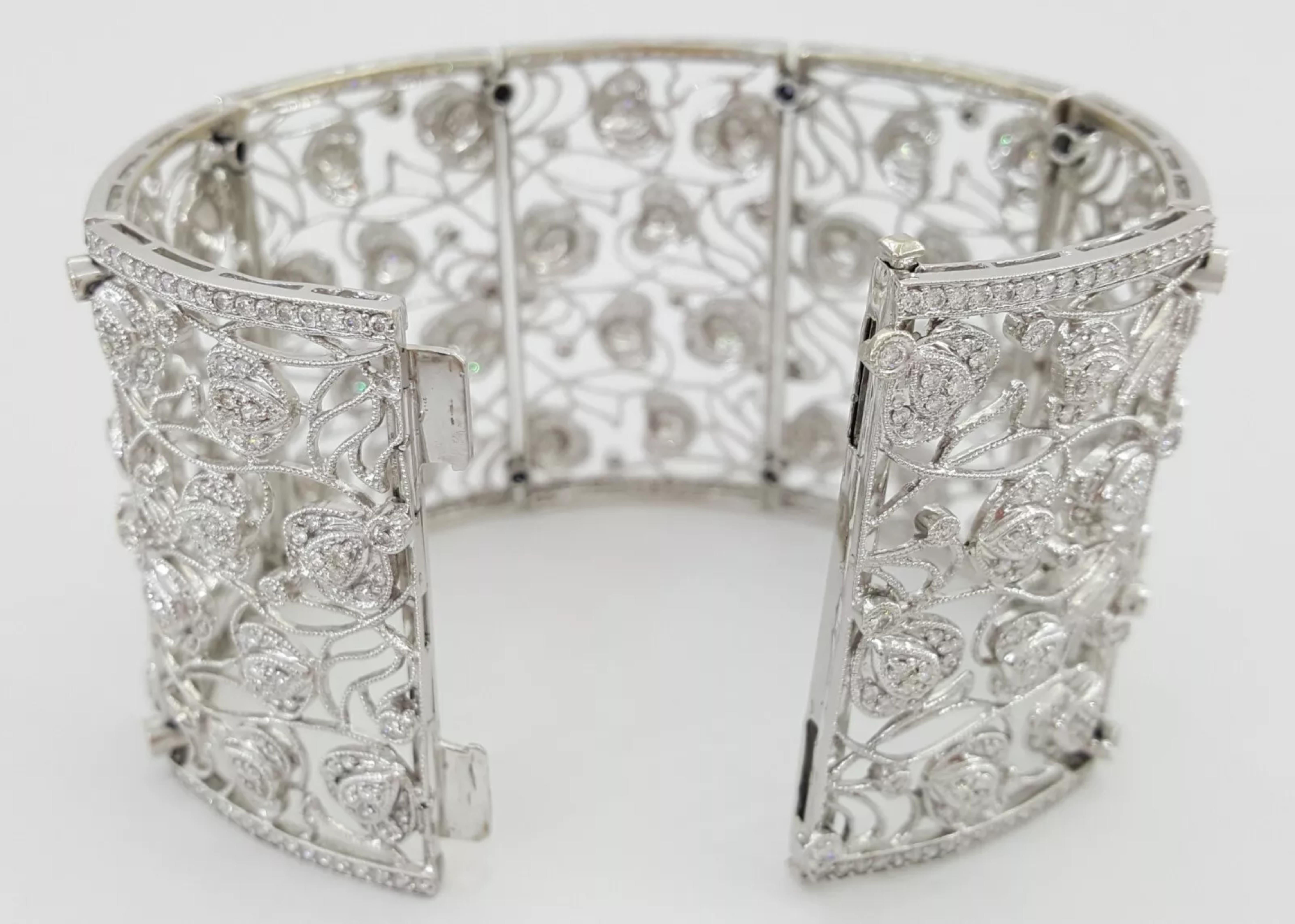 Squisito bracciale con fiori di diamanti d'epoca taglio brillante rotondo da 12,21 CT in oro bianco 18 carati
Eleganza senza tempo con questo straordinario bracciale vintage con diamanti, caratterizzato da un intricato disegno floreale ornato da