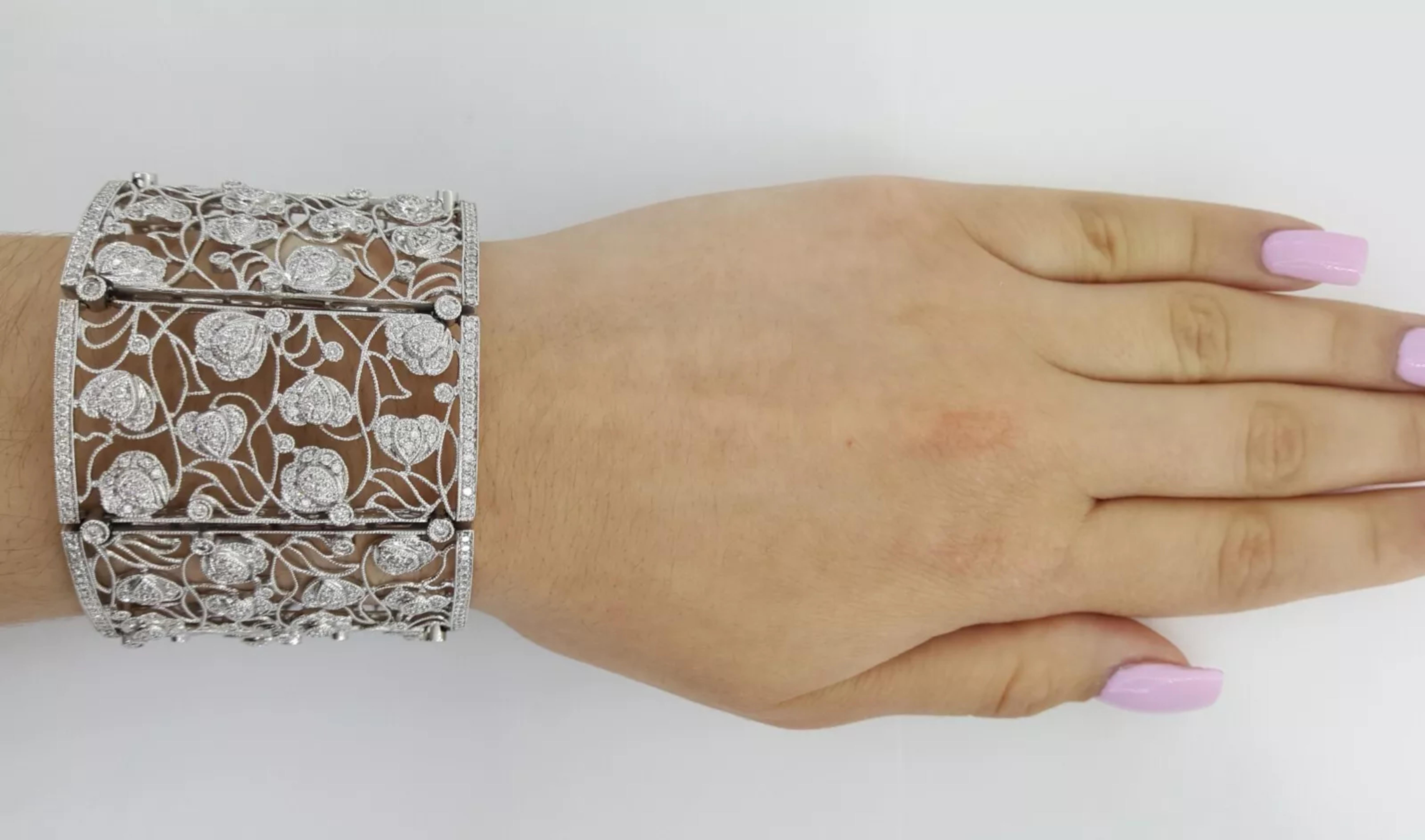 Donna Squisito bracciale con fiori di diamanti d'epoca taglio brillante rotondo da 12,21 CT in 18 carati in vendita