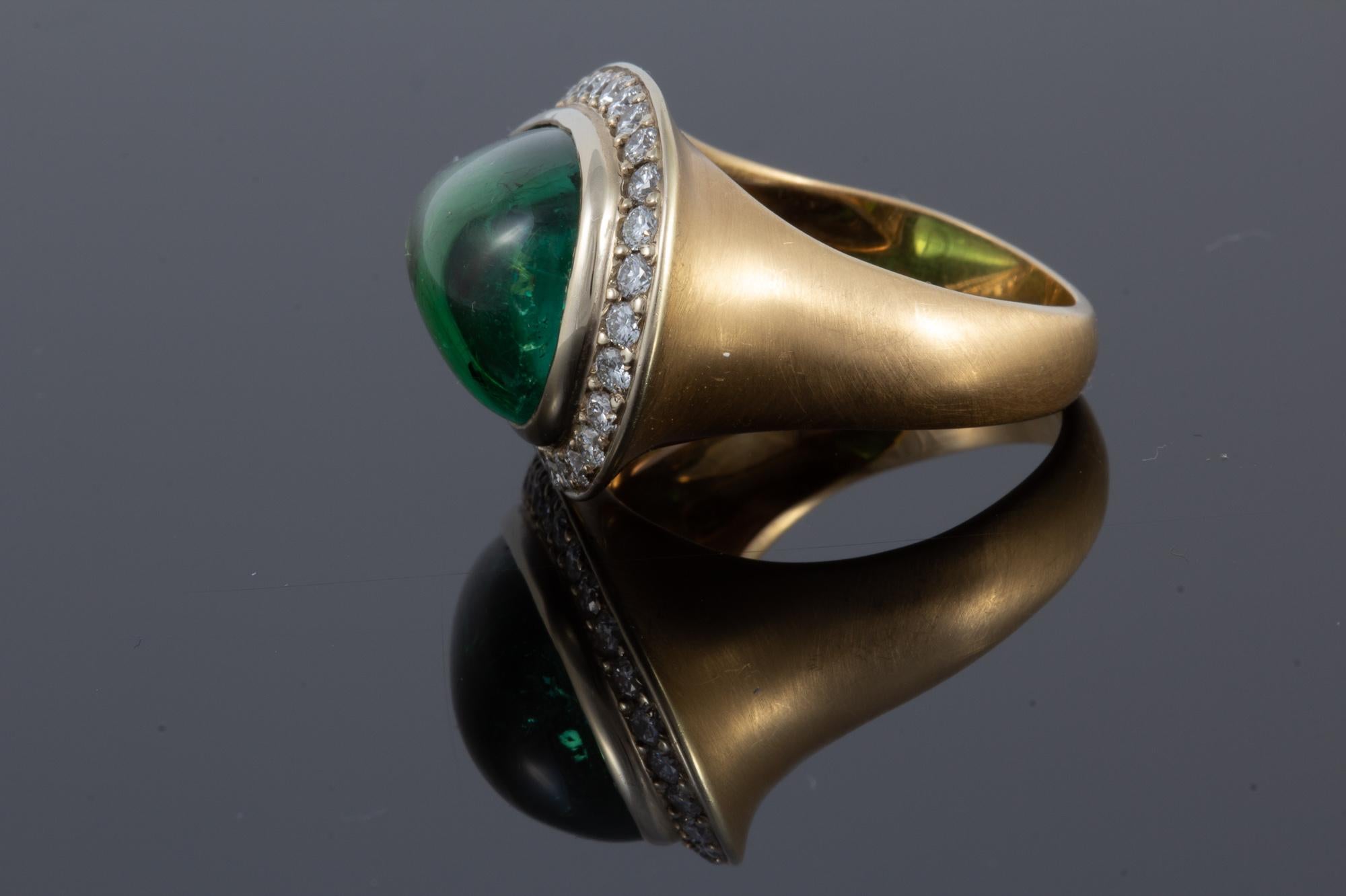 Exquisiter 12,4 Karat grüner Turmalin-Cabochon-Ring aus 18 Karat Gold (Kunsthandwerker*in) im Angebot