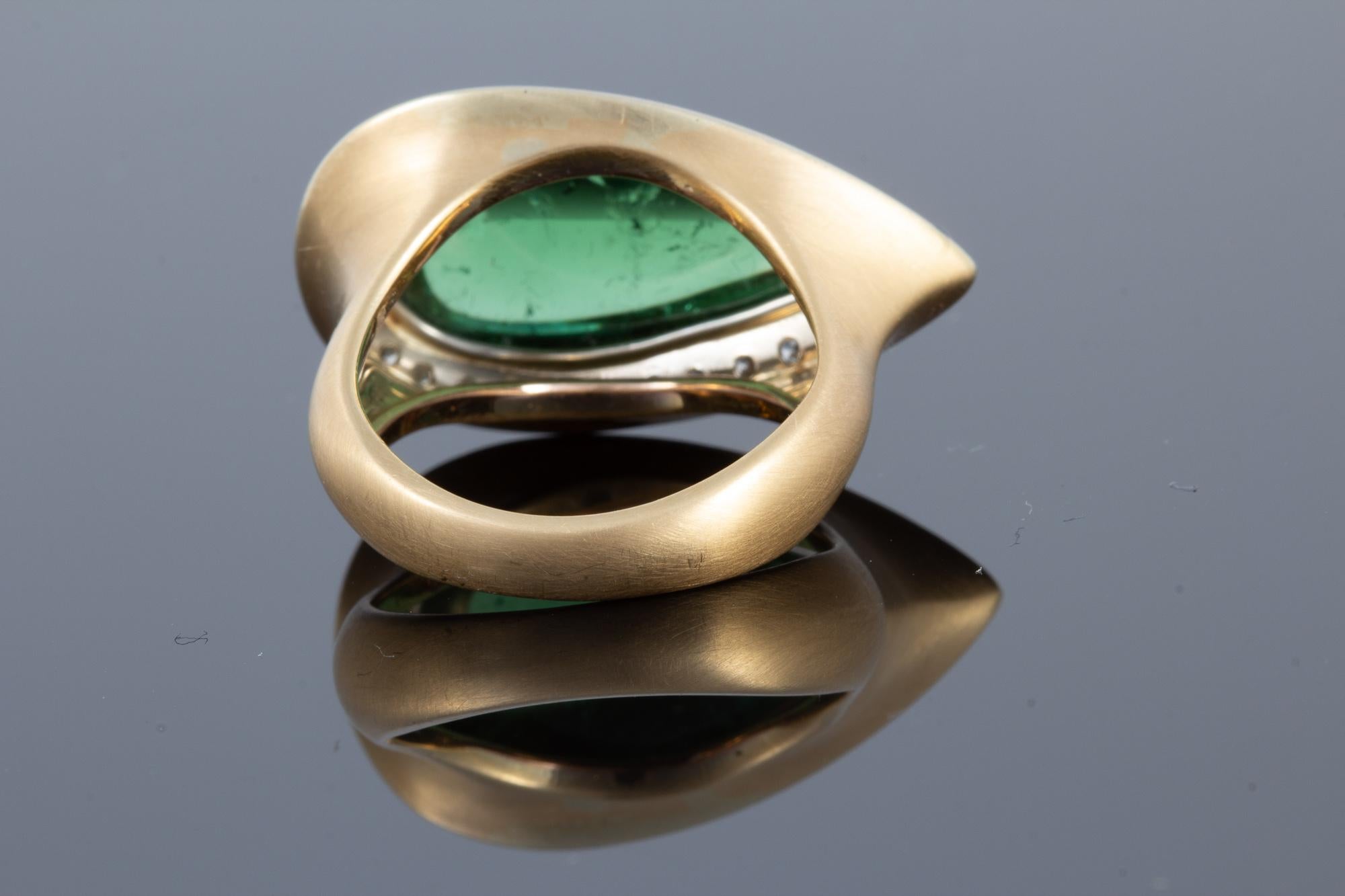 Exquisite 12.4 carat Green Tourmaline Cabochon Ring set in 18 karat Gold In Excellent Condition In Houston, TX