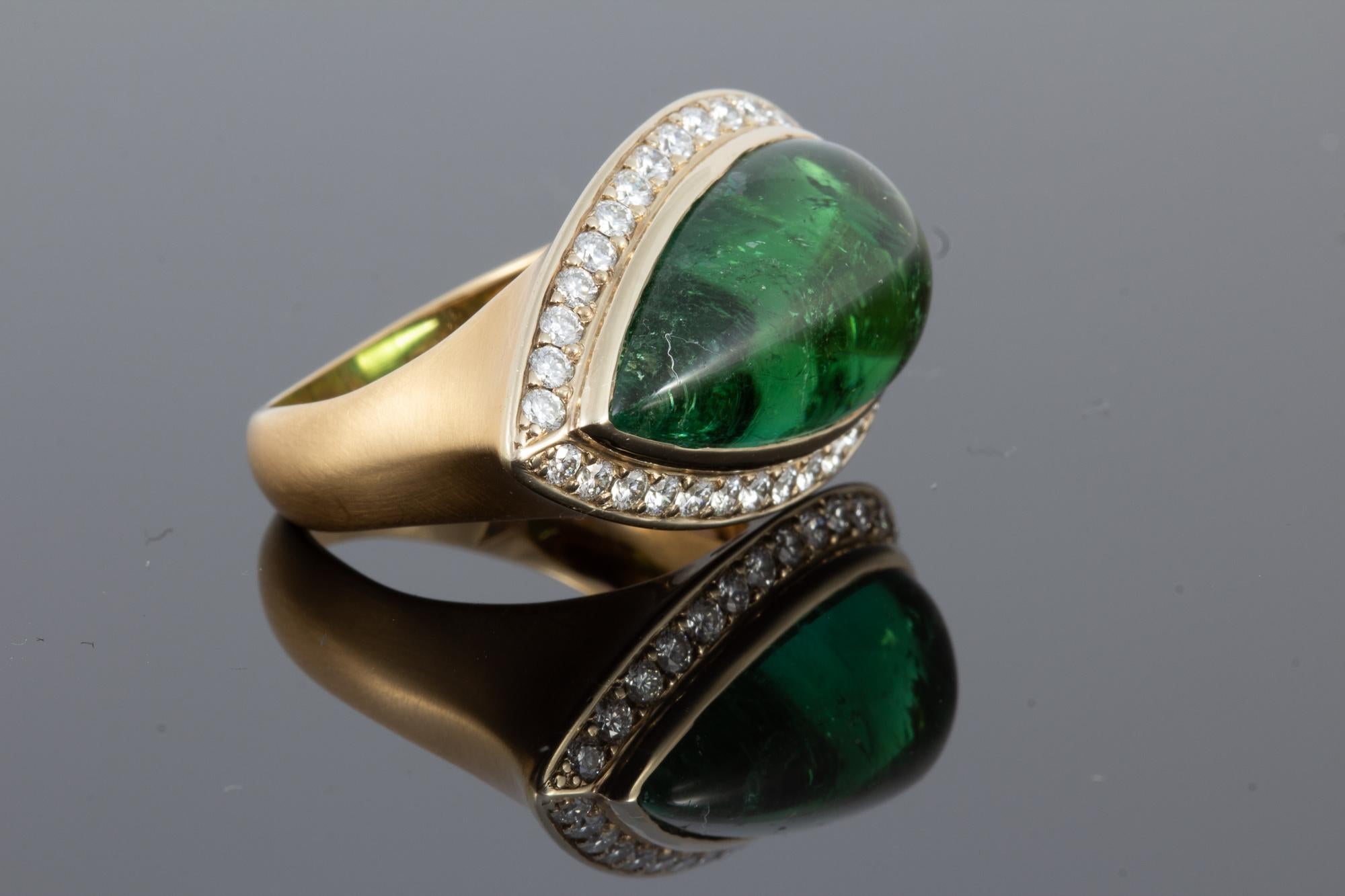 Women's or Men's Exquisite 12.4 carat Green Tourmaline Cabochon Ring set in 18 karat Gold For Sale