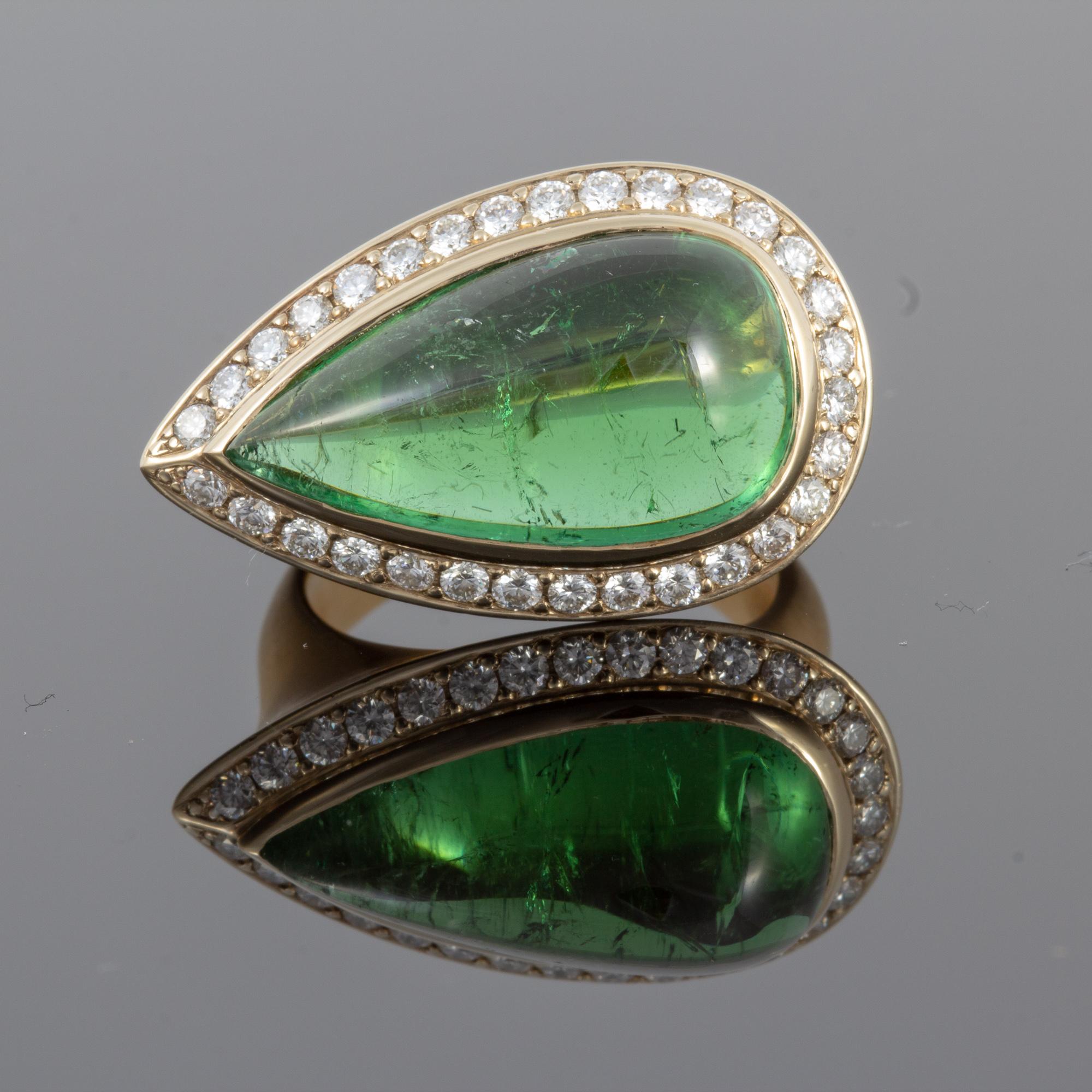Exquisite 12.4 carat Green Tourmaline Cabochon Ring set in 18 karat Gold For Sale 1
