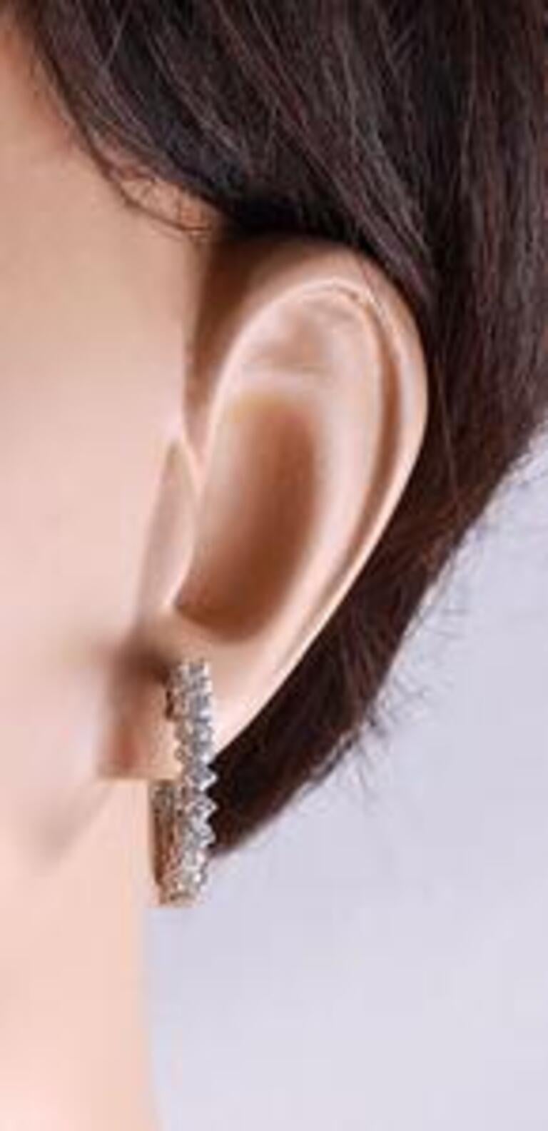 Magnifiques boucles d'oreilles huggies en or blanc massif 14 carats avec diamants naturels de 1,25 carat en vente 1