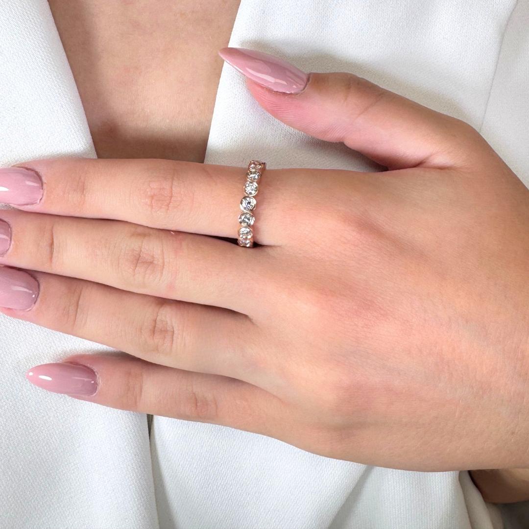 Squisito anello di eternità con 1,26 carati di diamanti in oro rosa 18 carati - certificato IGI

Realizzato in ricco oro rosa 18 carati, questo anello eternità con diamante emana calore e raffinatezza. Presenta 18 diamanti tondi brillanti per un