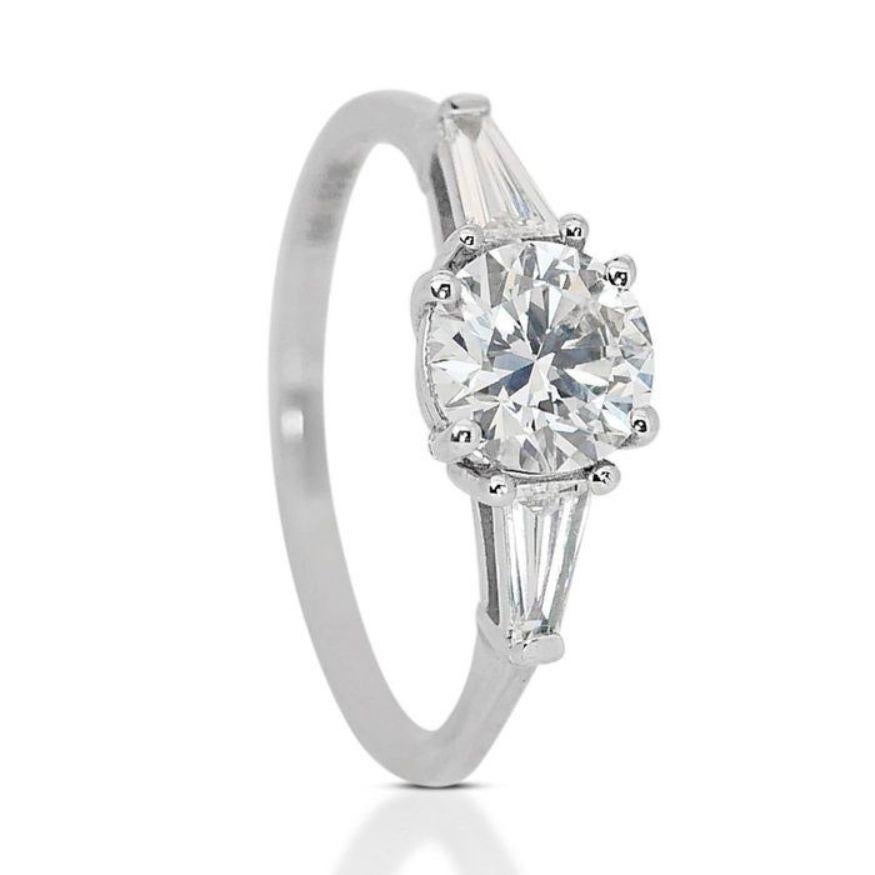 Exquisite 1.28ct Round Brilliant and Taper Cut Diamond Ring in 18K White Gold In New Condition For Sale In רמת גן, IL