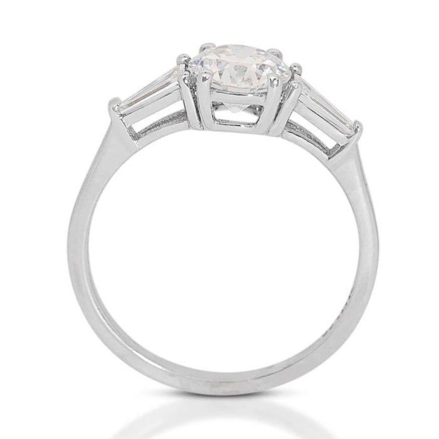 Exquisite 1.28ct Round Brilliant and Taper Cut Diamond Ring in 18K White Gold For Sale 1