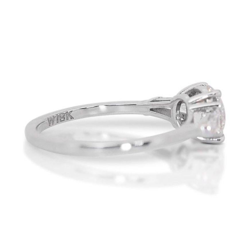 Exquisite 1.28ct Round Brilliant and Taper Cut Diamond Ring in 18K White Gold For Sale 2
