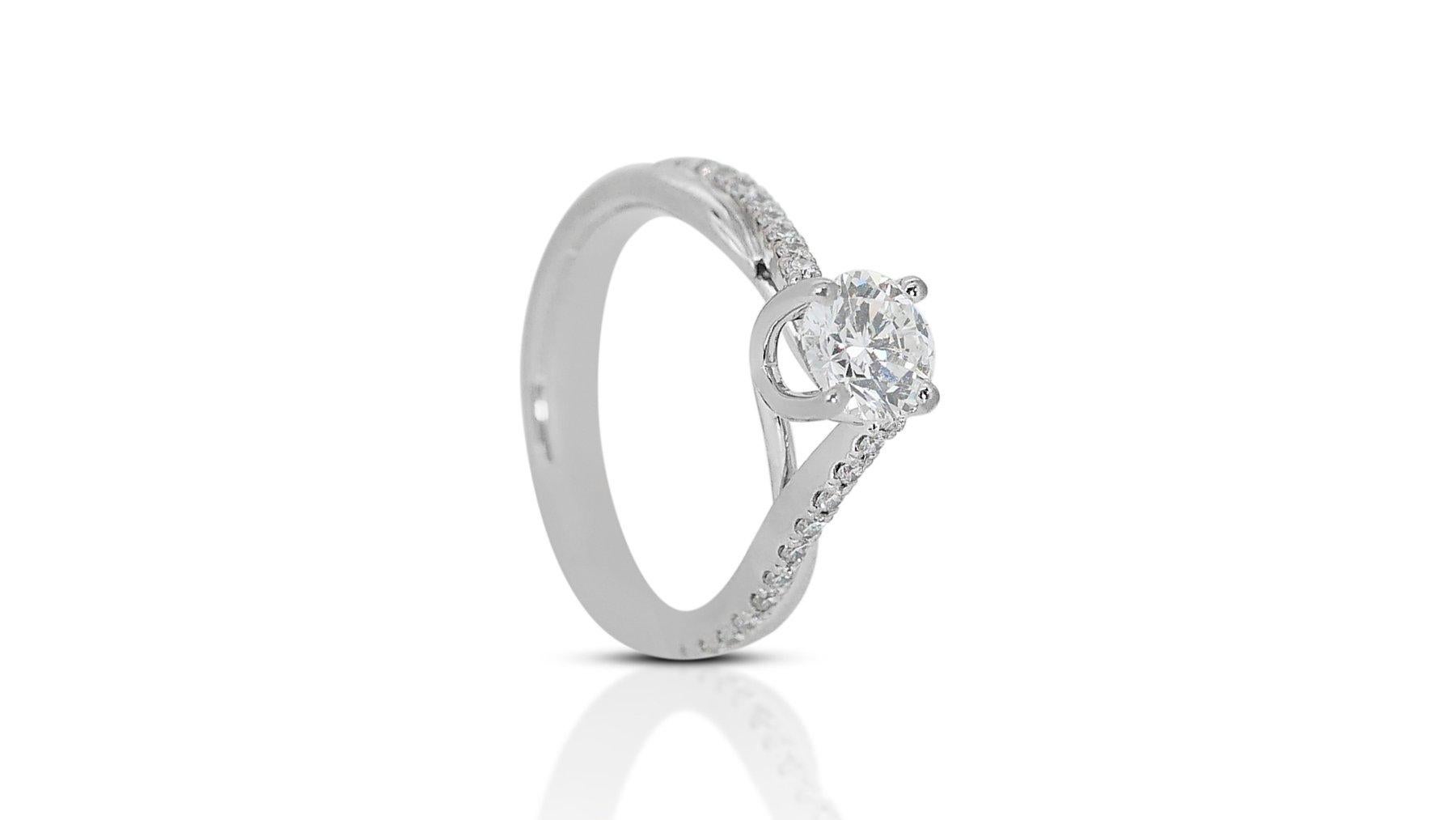 Taglio rotondo Squisito anello con pavé di diamanti taglio ideale eccellente da 1,29 carati in oro bianco 18 ct. in vendita