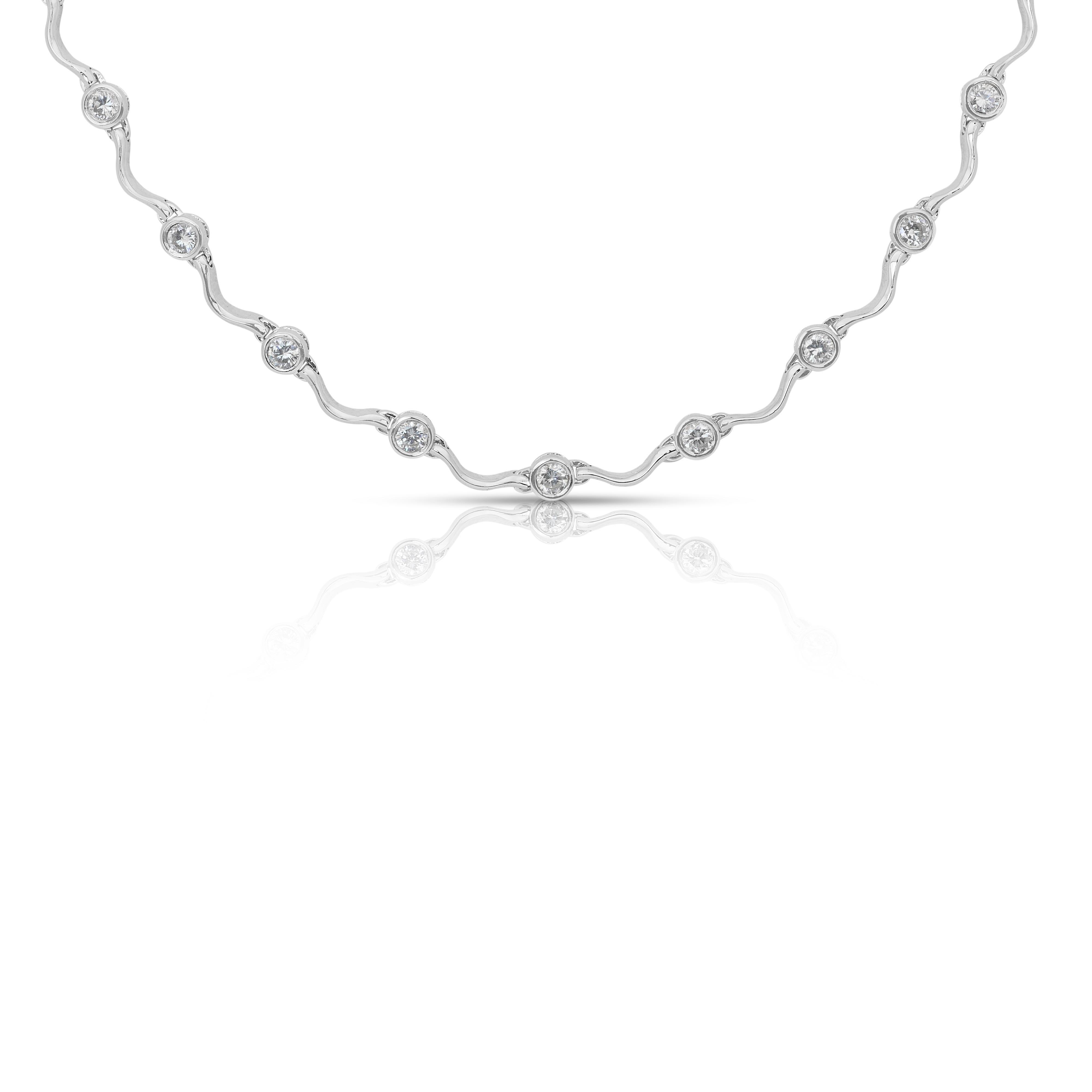 Squisita collana di diamanti da 1,30 carati in oro bianco 18 carati - Certificato IGI

Questa radiosa collana in oro bianco 18 carati sfoggia 12 diamanti tondi brillanti per un totale di 1,30 carati, offrendo un mix perfetto di lusso ed eleganza