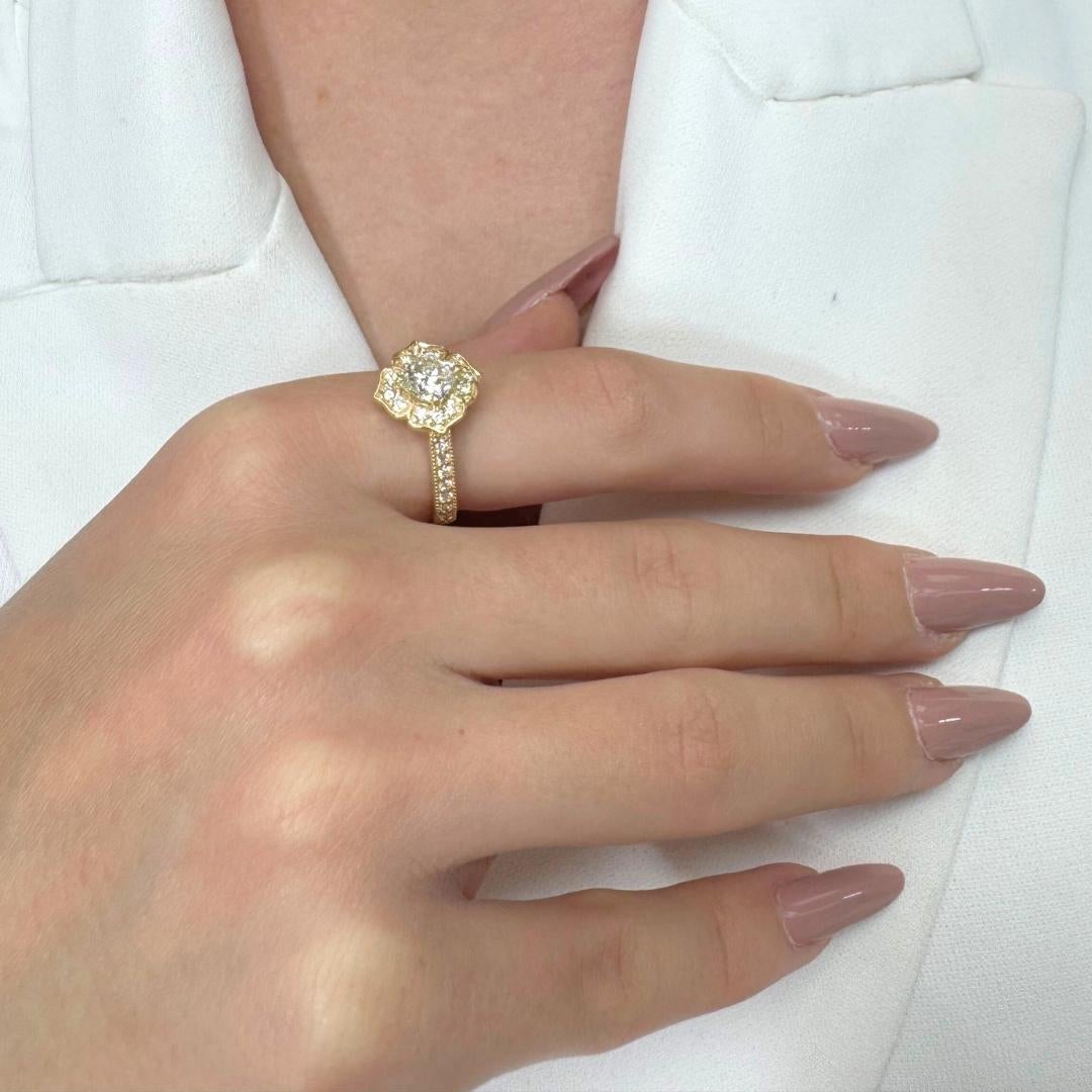 Bague exquise en or jaune 18k avec halo de diamants de 1,31ct - certifiée IGI en vente 5
