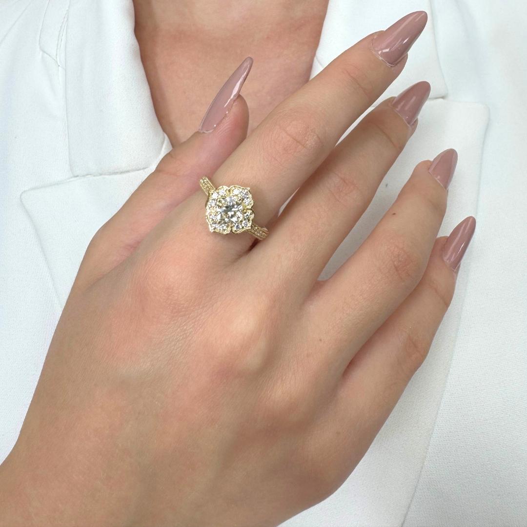 Bague exquise en or jaune 18k avec halo de diamants de 1,31ct - certifiée IGI

Cette bague en or jaune 18 carats est ornée d'un lumineux diamant carré de 0,91 carat de taille coussin, mélange exquis de courbes douces et d'angles nets. Il est entouré