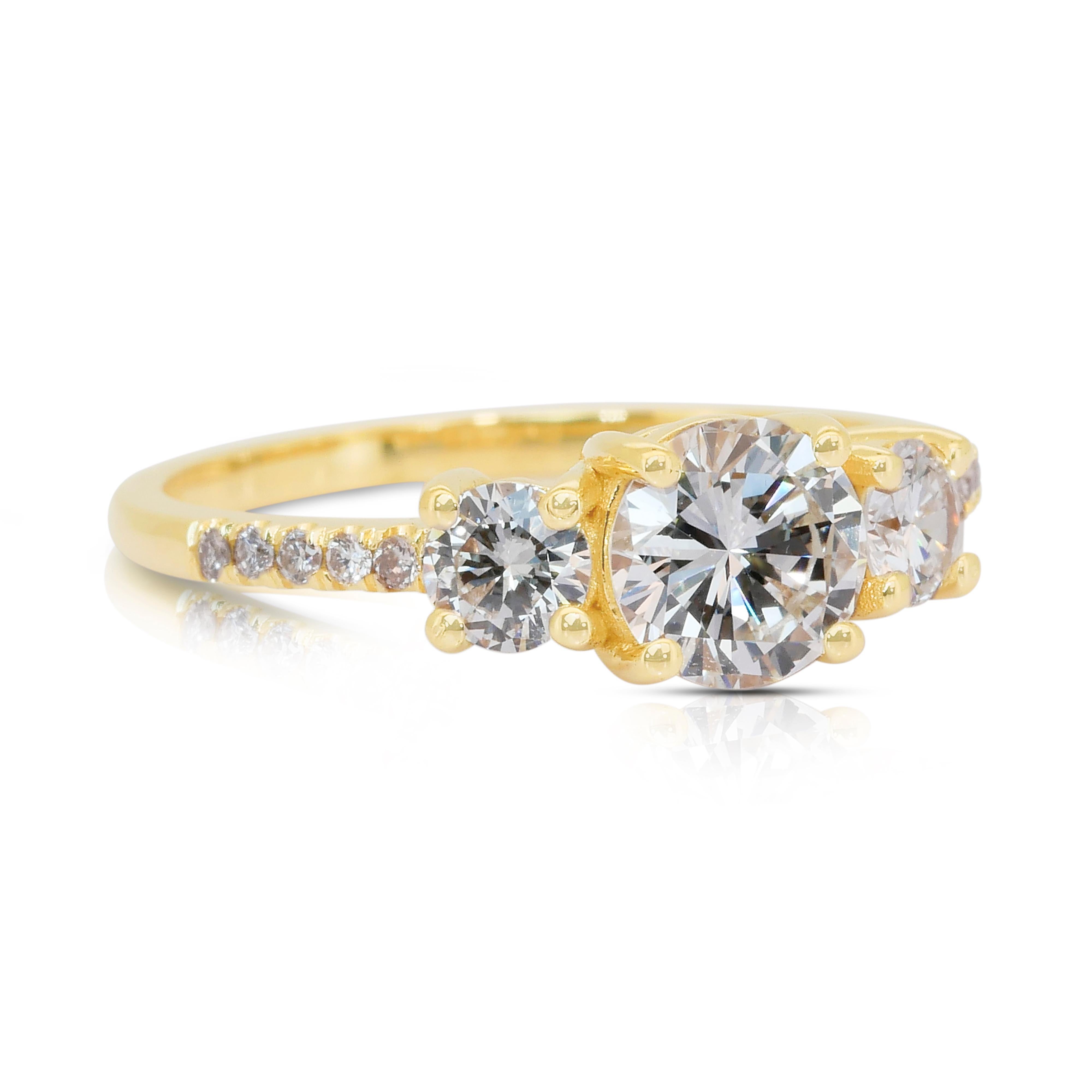 Exquise bague à 3 pierres en or jaune 18 carats de 1,33 ct de diamants - certifiée IGI

Cette exquise bague en or jaune 18 carats est une véritable célébration de la brillance et de l'équilibre. En son centre se trouve un superbe diamant rond de