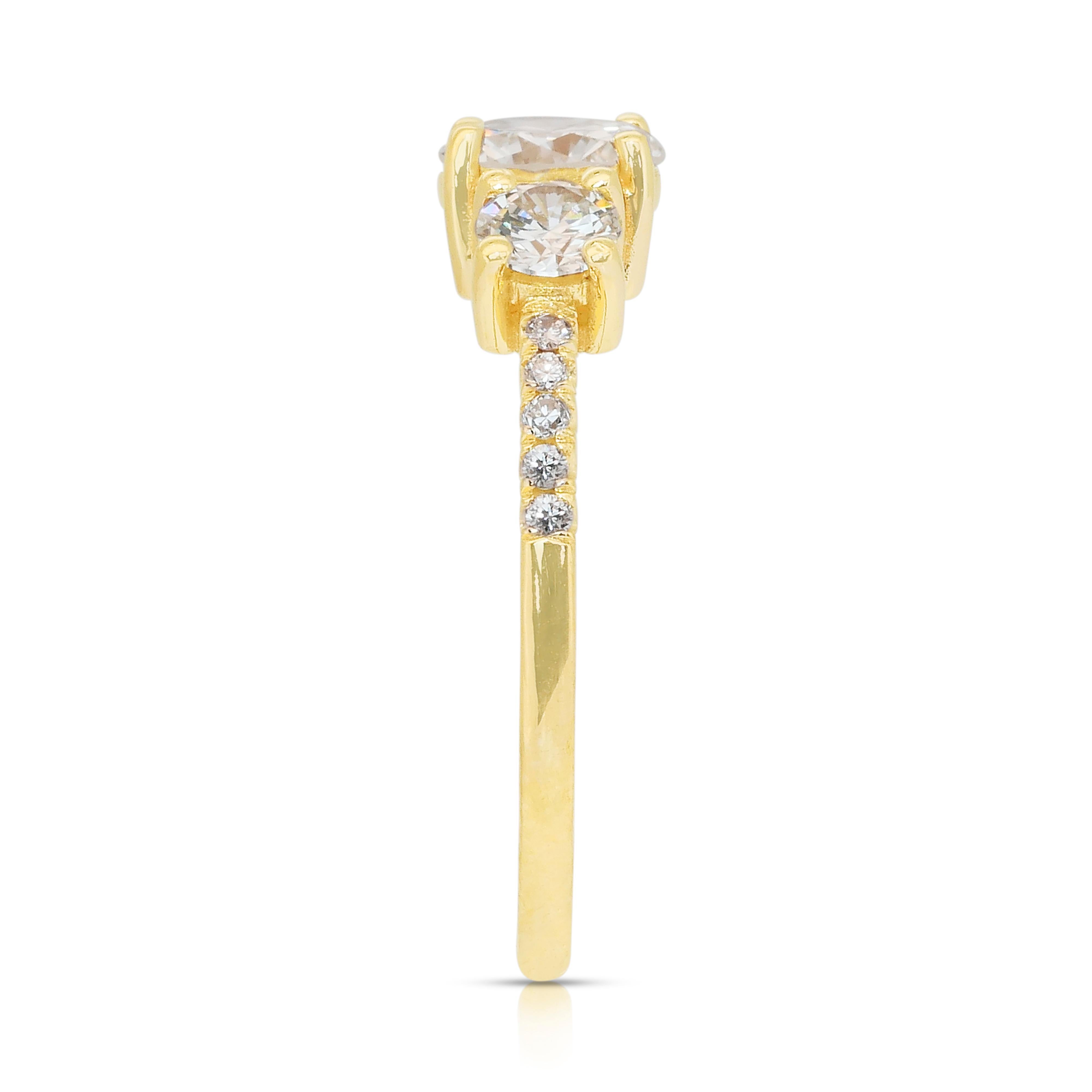 Exquise bague à 3 pierres en or jaune 18 carats de 1,33 ct de diamants - certifiée IGI en vente 1