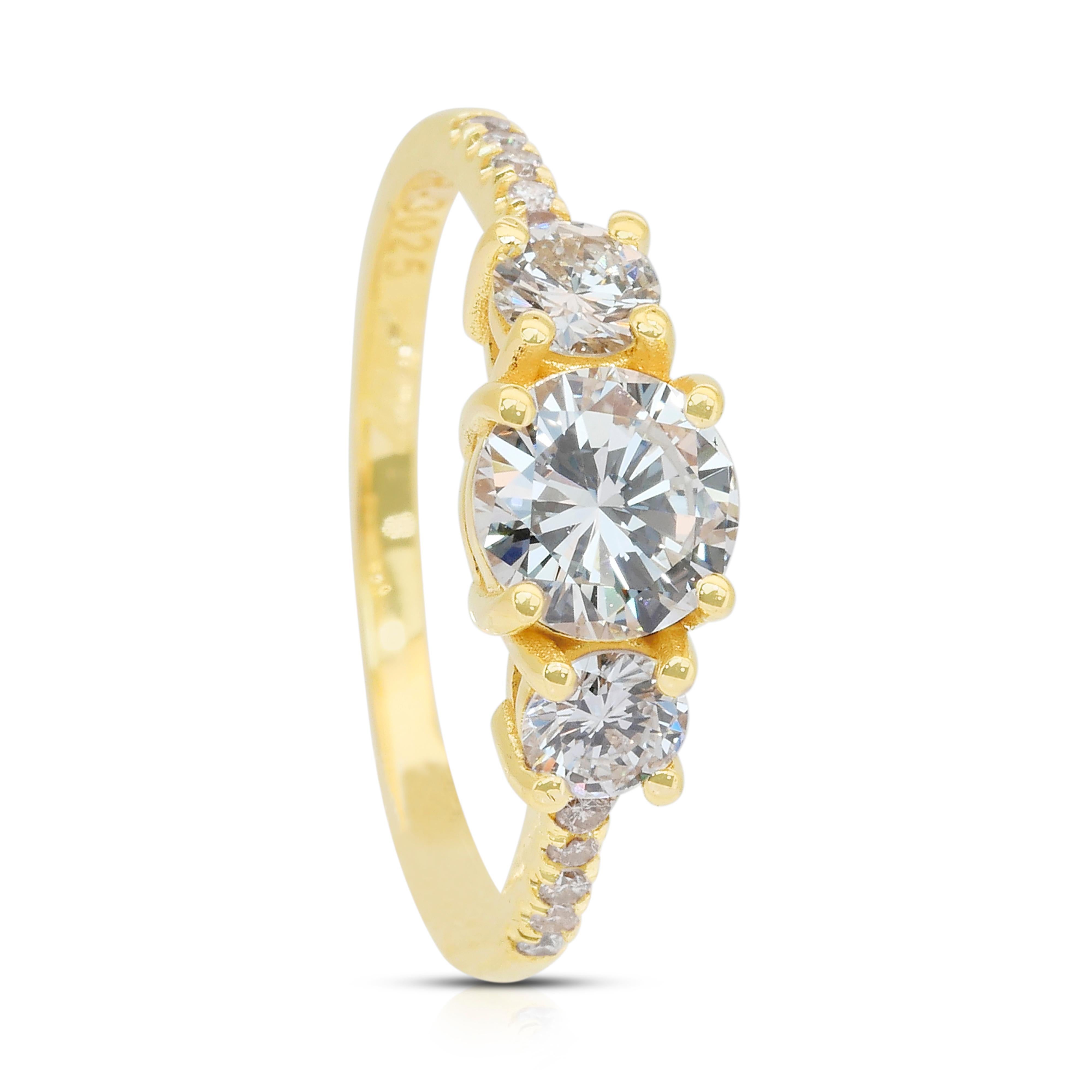 Exquise bague à 3 pierres en or jaune 18 carats de 1,33 ct de diamants - certifiée IGI en vente 2
