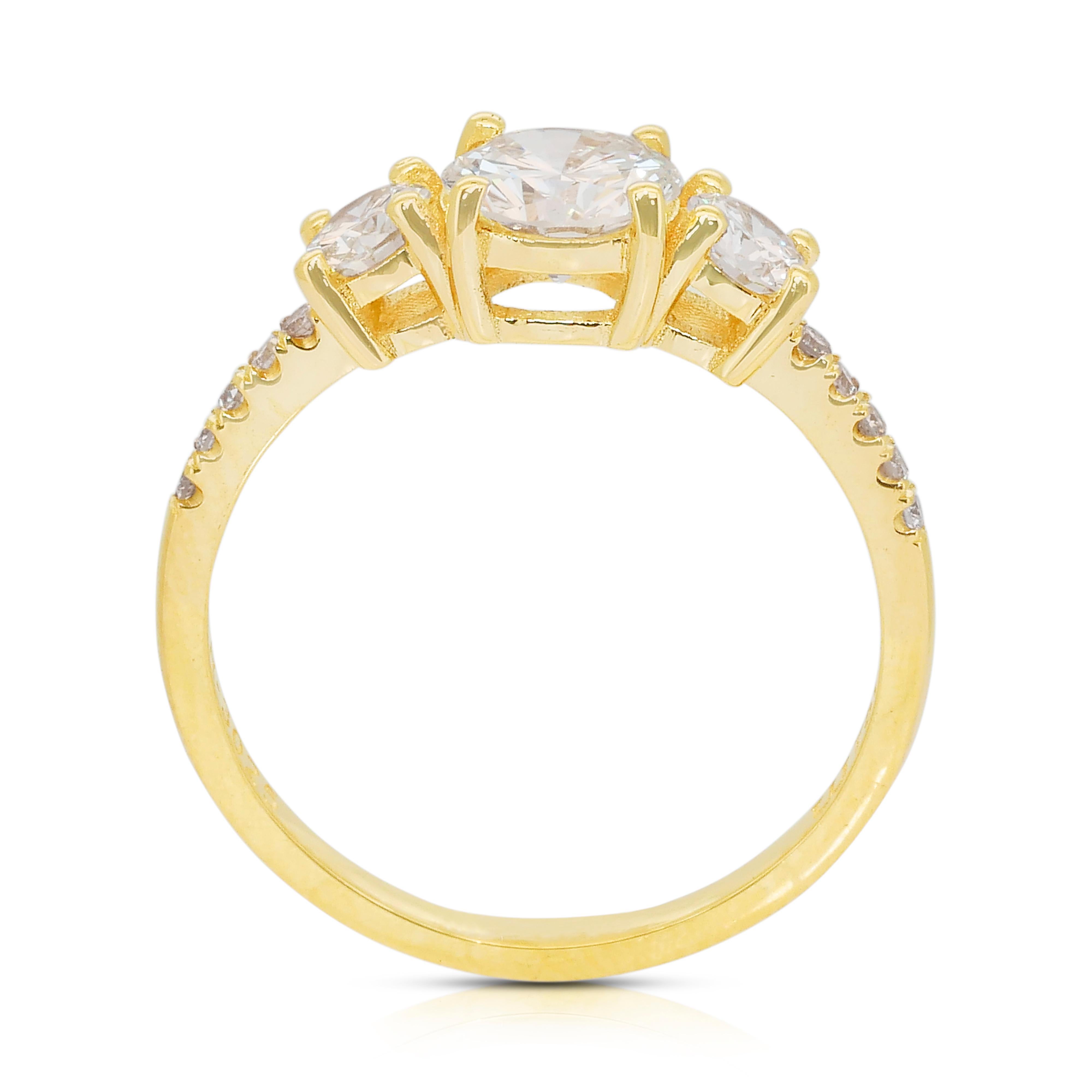 Exquise bague à 3 pierres en or jaune 18 carats de 1,33 ct de diamants - certifiée IGI en vente 3