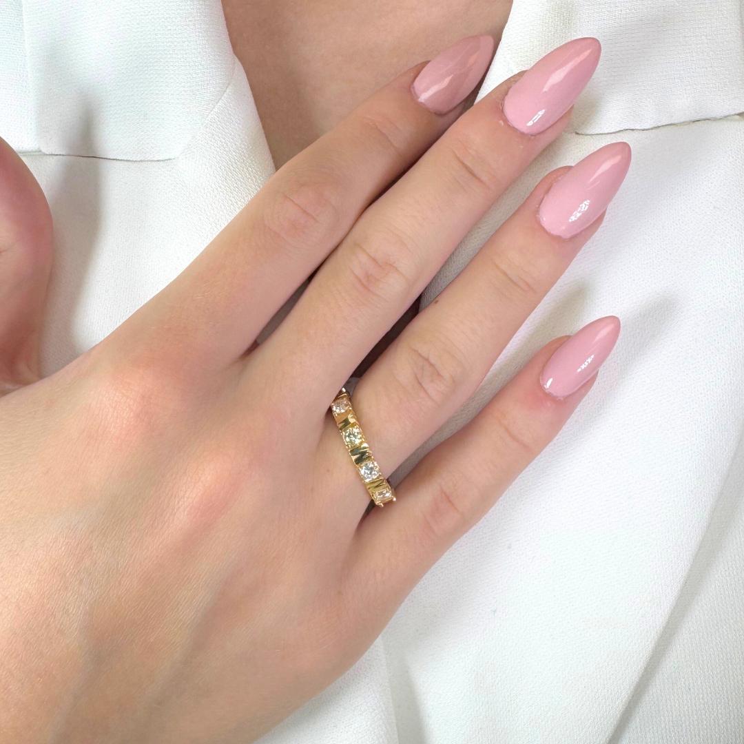Exquisito Anillo de Diamante Natural de 1,36ct en Oro Amarillo de 18k - Certificado IGI

Abraza la belleza atemporal con este radiante anillo de diamantes, elaborado en rico oro amarillo de 18 quilates. Adornada con 10 diamantes redondos talla