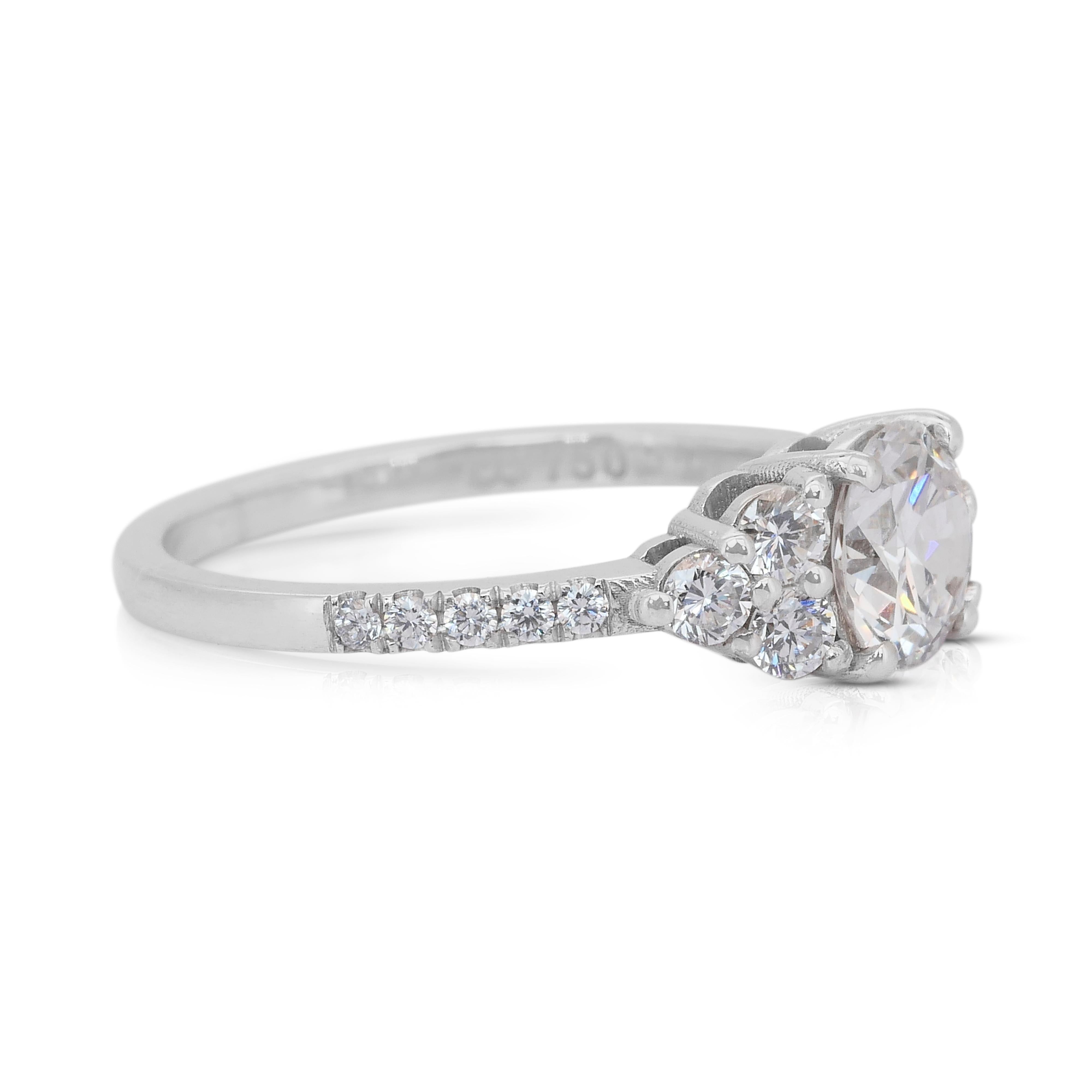 Squisito anello con pavé di diamanti da 1,38 carati in oro bianco 18 carati - certificato IGI

Questo anello in oro bianco 18 carati è un'espressione radiosa di bellezza senza tempo. Con un diamante rotondo centrale da 0,93 carati di colore e