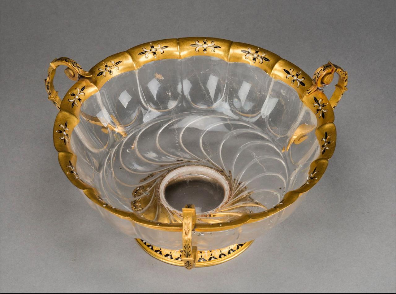 Los recipientes de cristal de roca eran muy demandados y valiosos en la época medieval. Los inventarios de las casas reales europeas y de las más altas familias aristocráticas detallan las importantes y sofisticadas colecciones de aguamaniles y