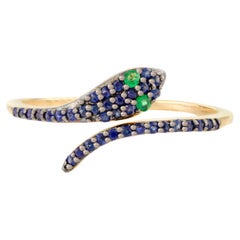 Exquise bague serpent en or massif 14 carats avec saphirs et émeraudes sertis en pavé