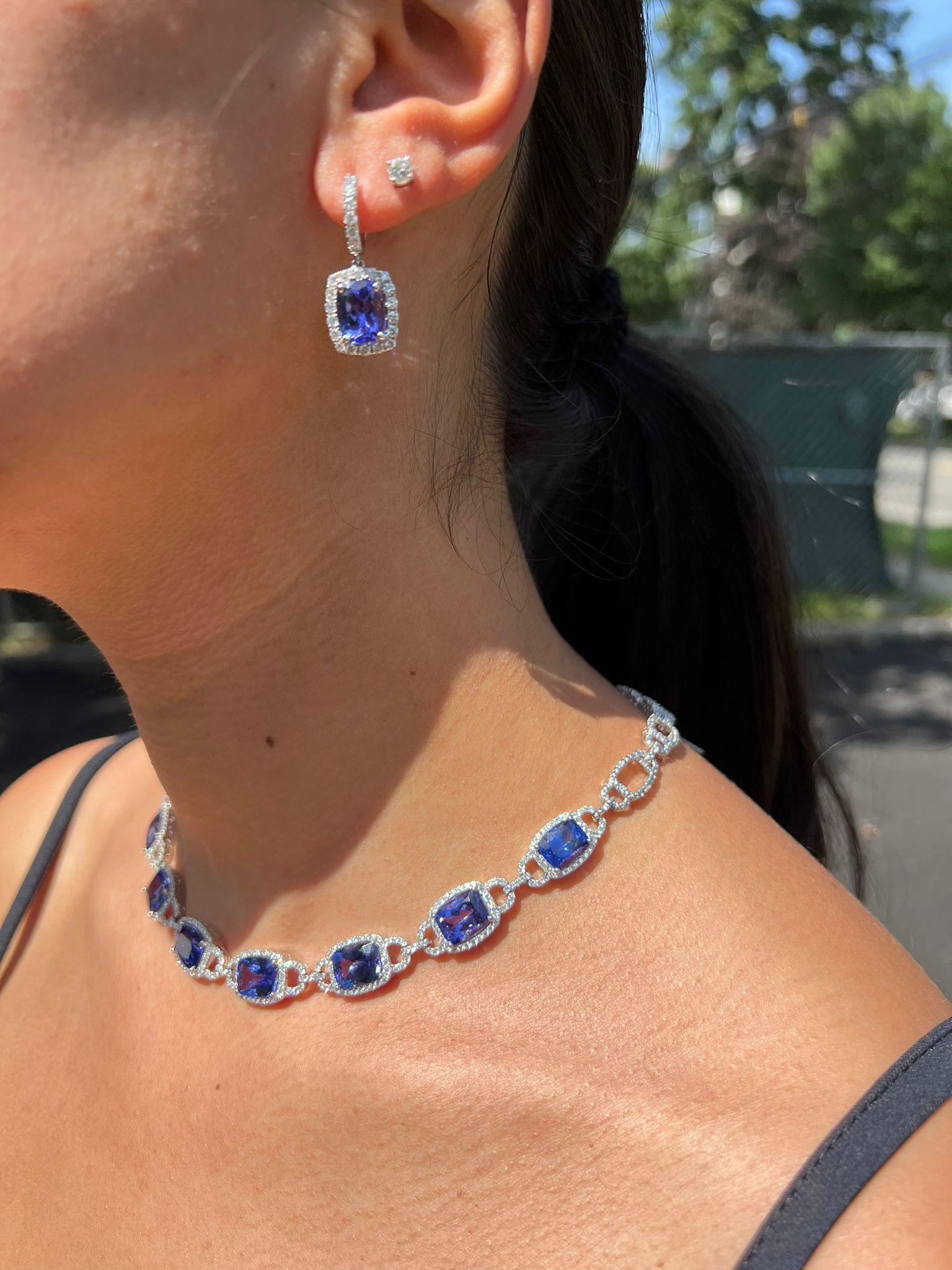 Women's Exquisite 14 Karat White Gold Cushion Tanzanite Necklace - Vivid AAA Quality For Sale