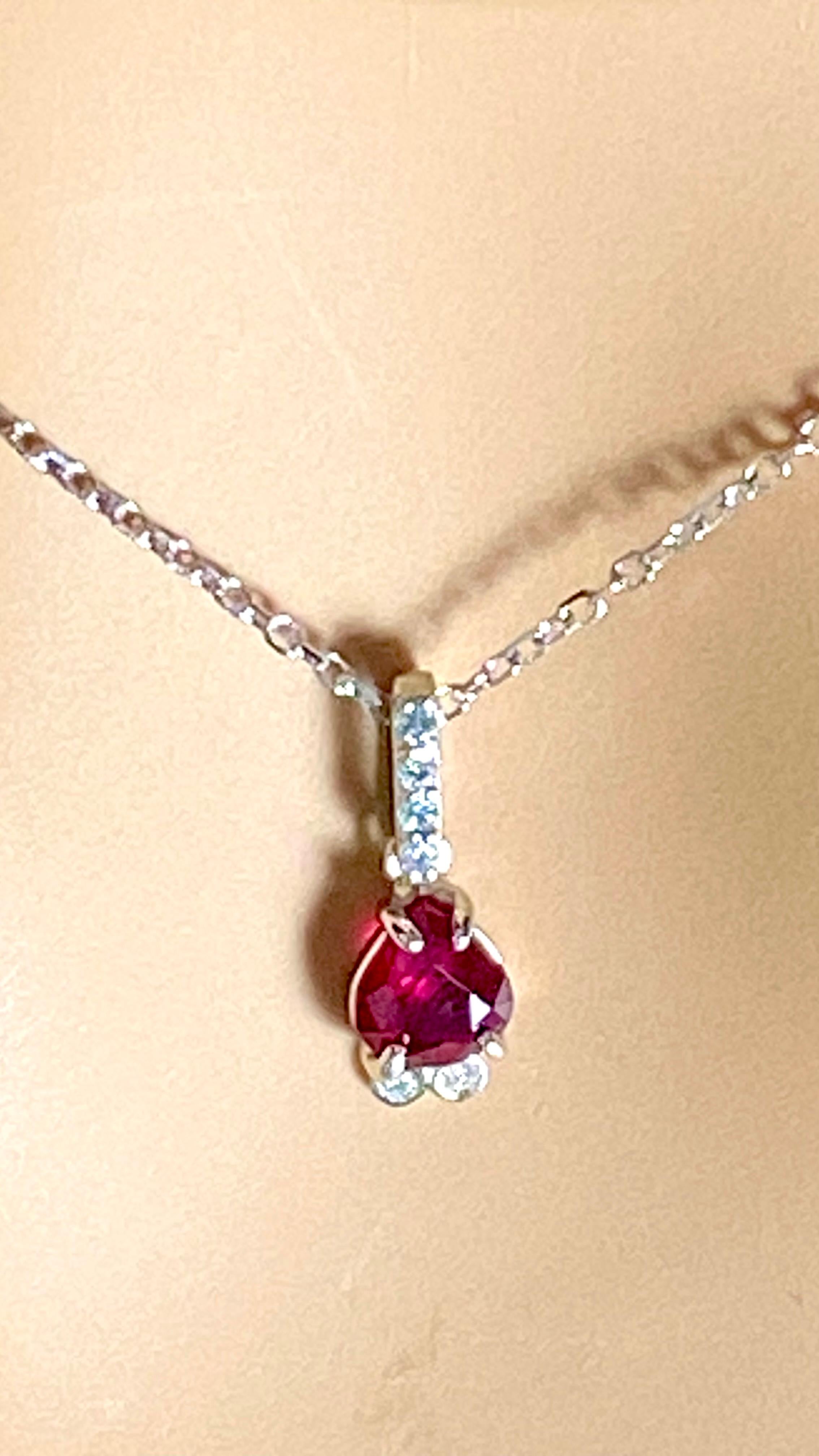 Exquisito Colgante Collar de Rubíes y Diamantes en Oro Blanco de 14 Kilates Corte pera en venta
