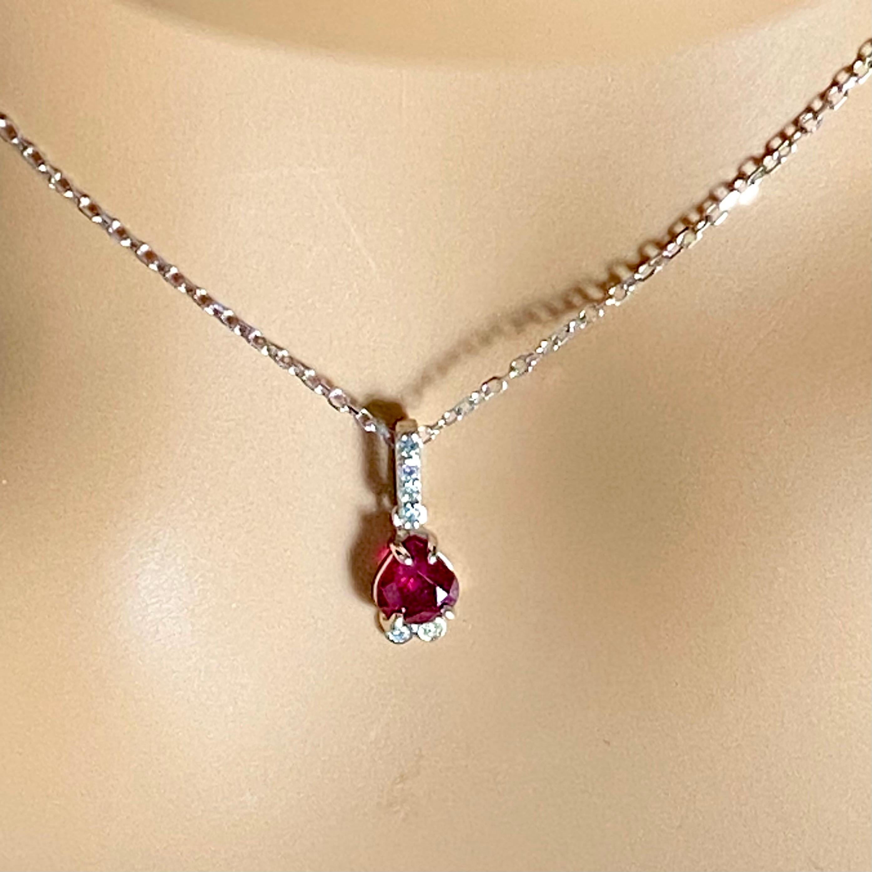 Exquisito Colgante Collar de Rubíes y Diamantes en Oro Blanco de 14 Kilates en venta 1