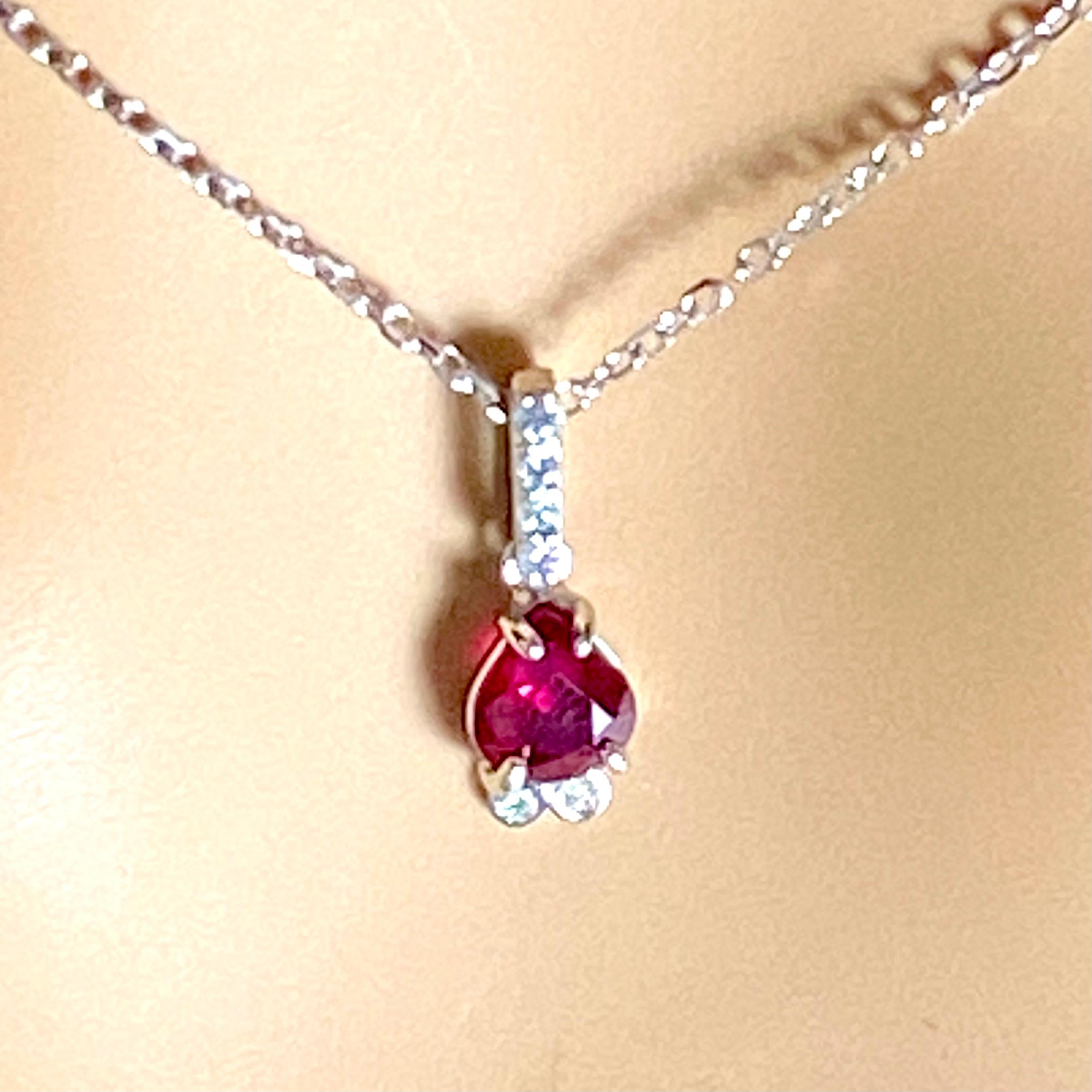 Exquisito Colgante Collar de Rubíes y Diamantes en Oro Blanco de 14 Kilates en venta 4
