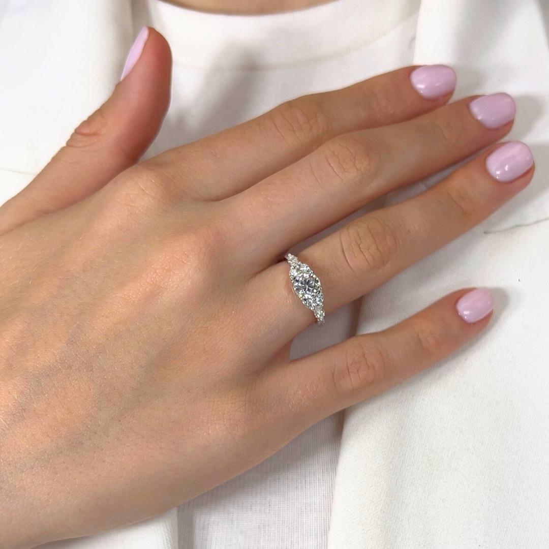 Exquisite 1.42ct Diamonds Pave Ring in 18k White Gold - IGI Certified

This mesmerizing 18k white gold pave ring centers a breathtaking 1.00ct round brilliant diamond. Enhanced by an excellent cut, it radiates sparkle and brilliance from every