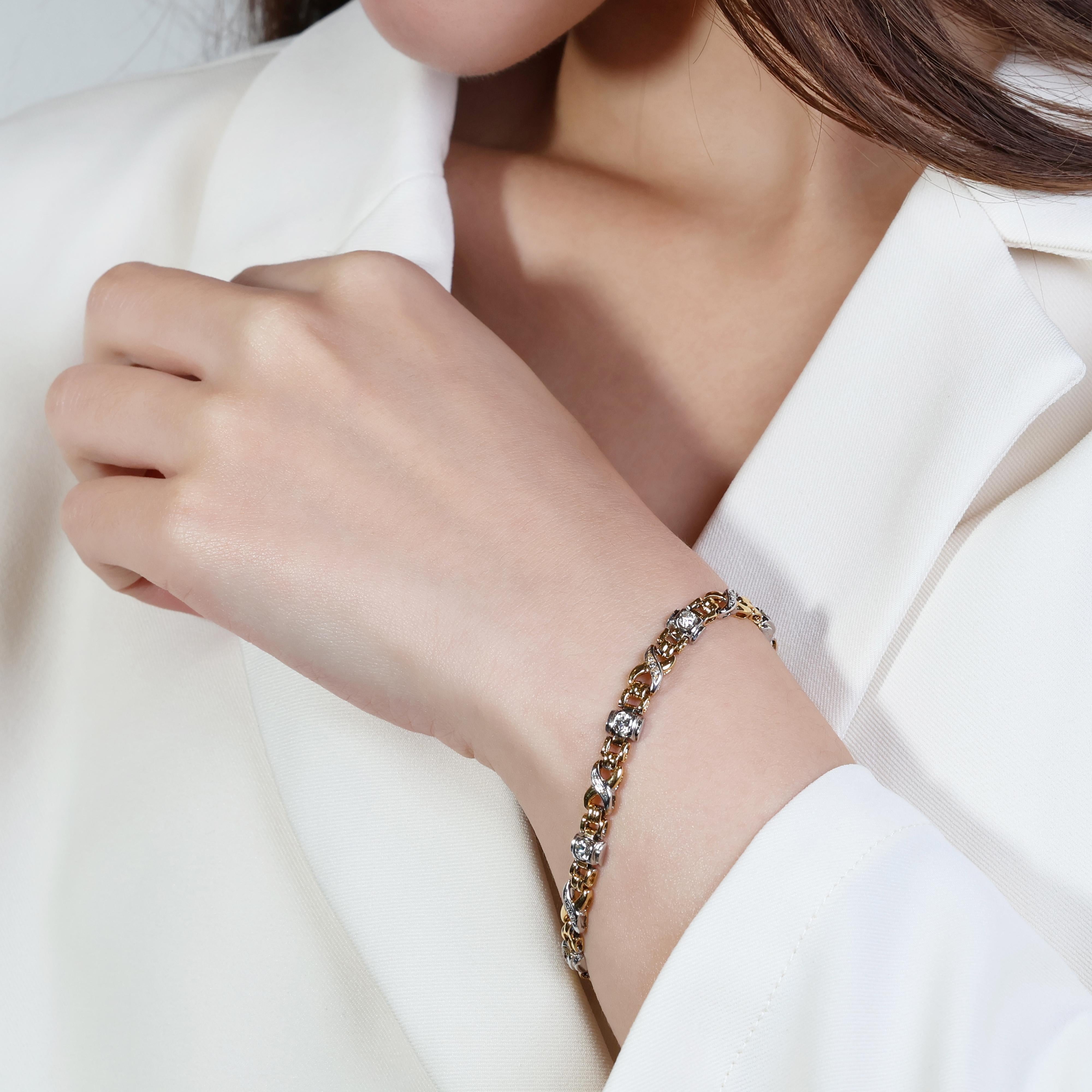 This stunning 18K white and yellow gold bracelet showcases a captivating display of brilliance, featuring a total of 29 round brilliant diamonds for a mesmerizing sparkle. The centerpiece comprises 8 exquisite diamonds boasting a total carat weight