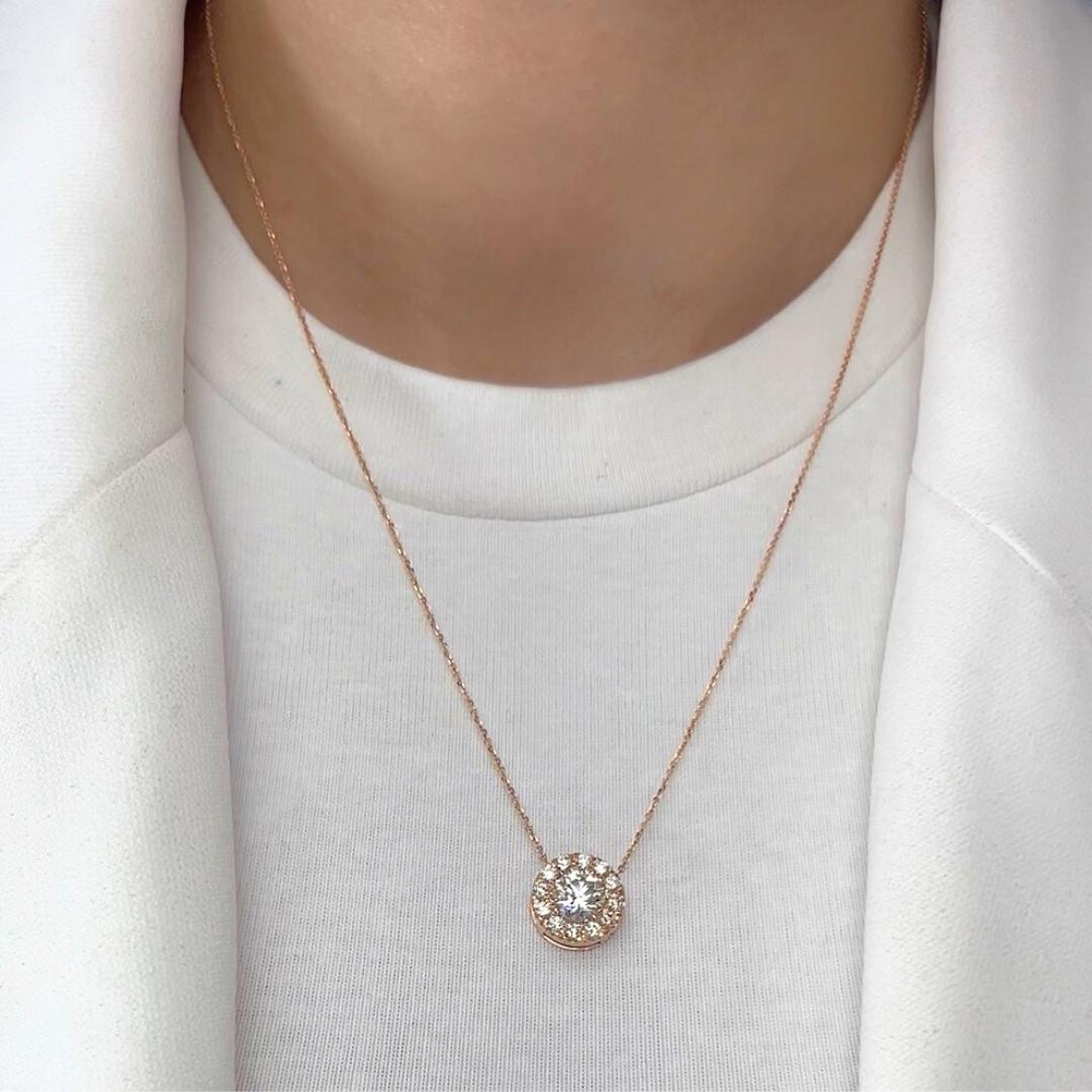 Squisita collana di diamanti da 1,49 carati in oro rosa 18 carati - Certificato IGI

Questa incantevole collana, realizzata in romantico oro rosa 18 carati, presenta un affascinante diamante tondo brillante da 1,01 carati di colore e purezza