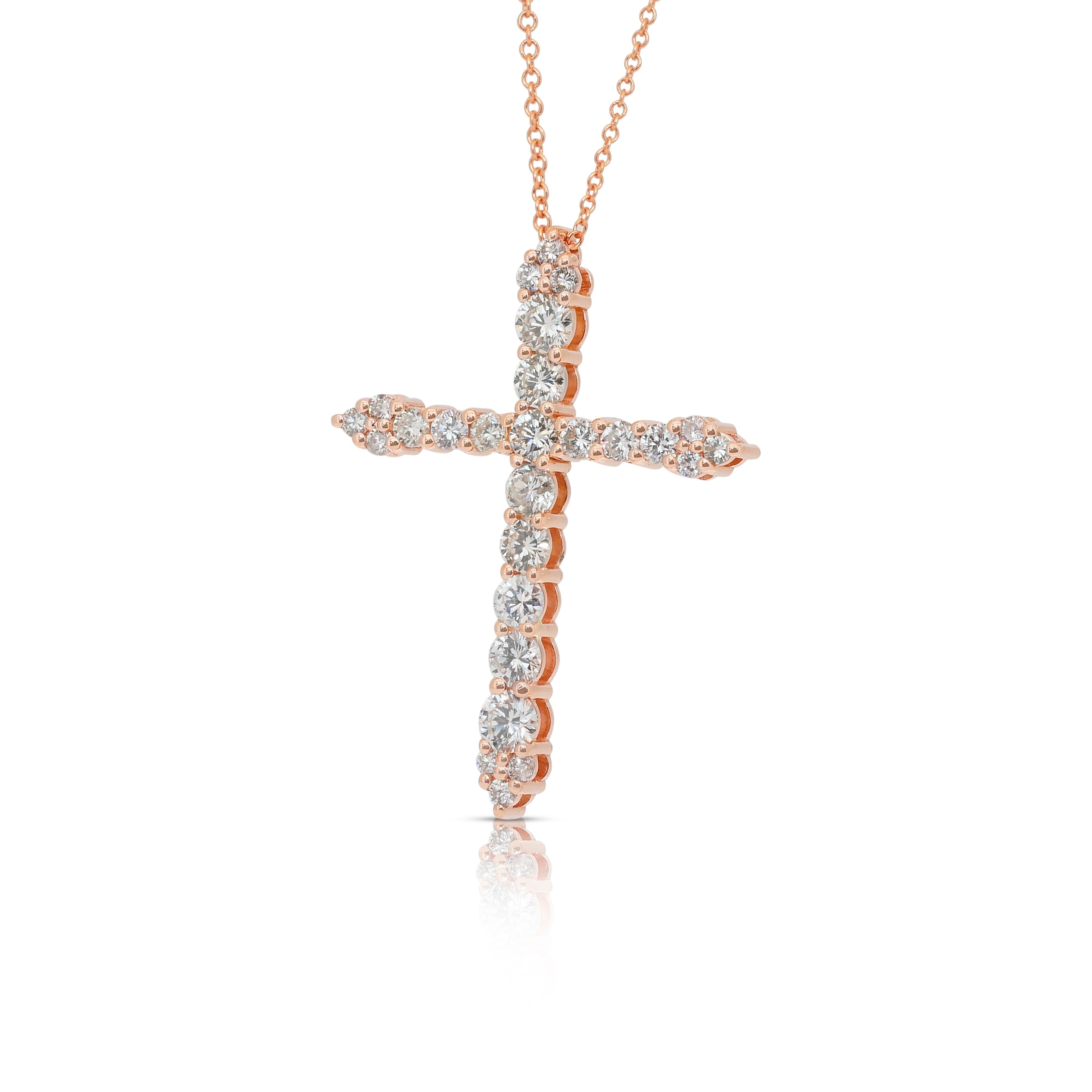 Exquisito Collar de Diamantes de 1,49ct con Colgante de Cruz en Oro Rosa de 18k en Nuevo estado para la venta en רמת גן, IL