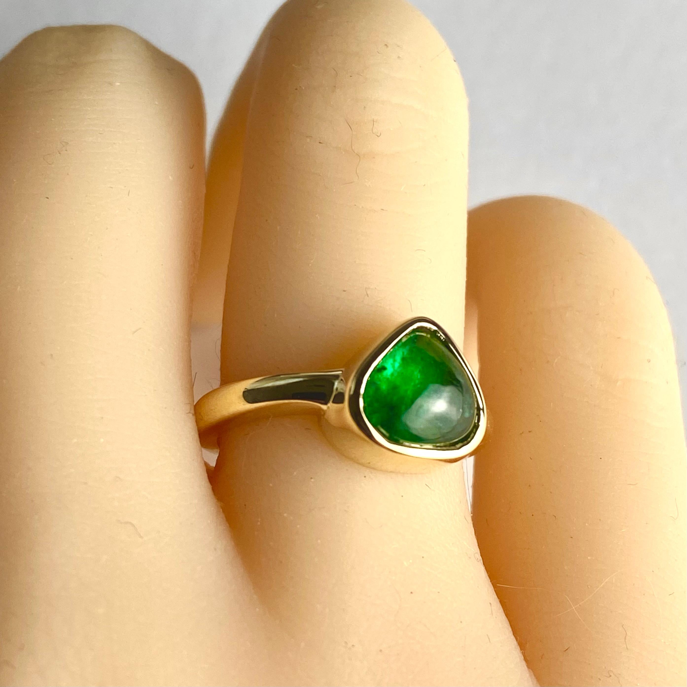 Exquisite 14K Gold Bezel Dome Ring Trillion Cabochon Colombian Emerald For Sale 6