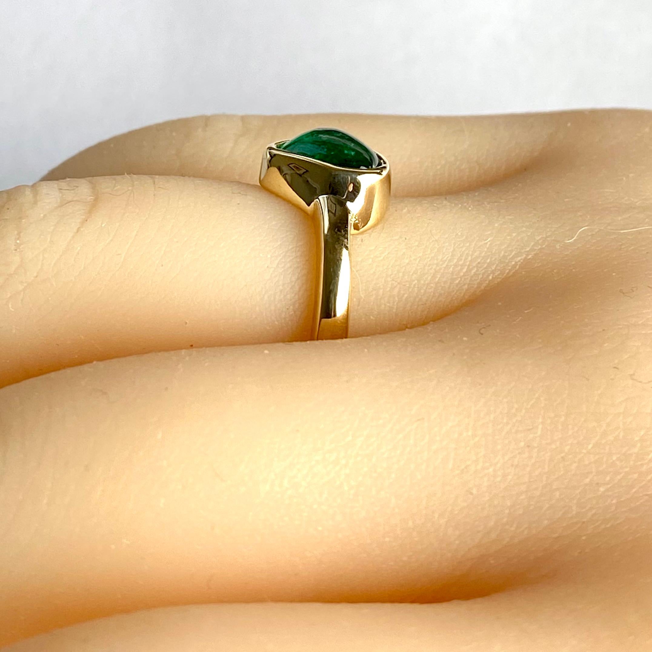 Exquisite 14K Gold Bezel Dome Ring Trillion Cabochon Colombian Emerald In New Condition For Sale In New York, NY